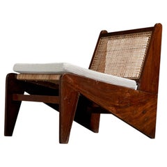 Fauteuil de salon Kangaroo de Pierre Jeanneret, teck, canne, tissu, Inde, vers 1955