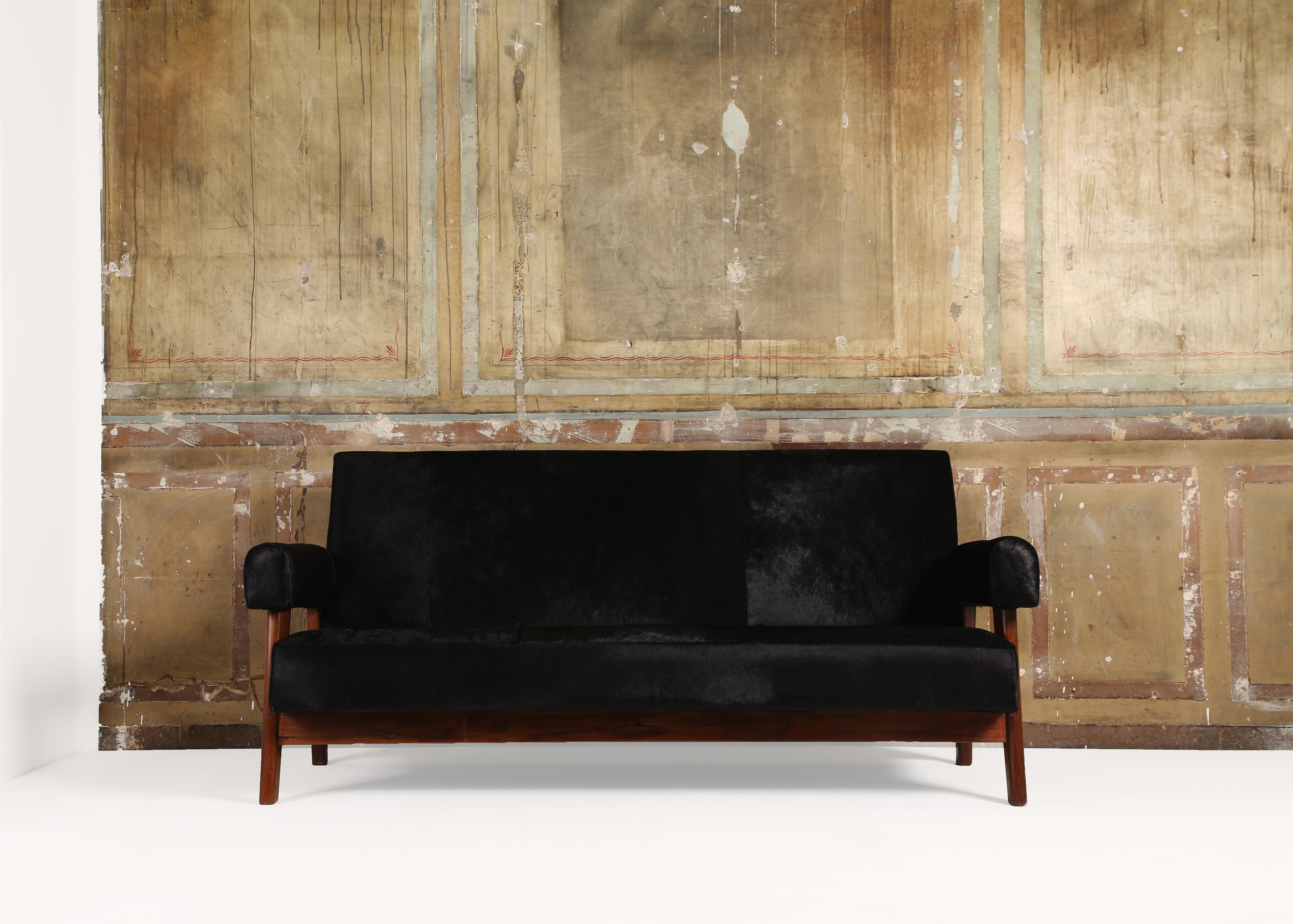 Pierre Jeanneret, (1896-1967), 

Pierre Jeanneret sofa armchairs set, LC/PJ-SI-42-A/B

Chair and sofa structure with teak seat in cowhide leather. 

Pair of two armchairs and sofa set from low, high court, legislative assembly and various