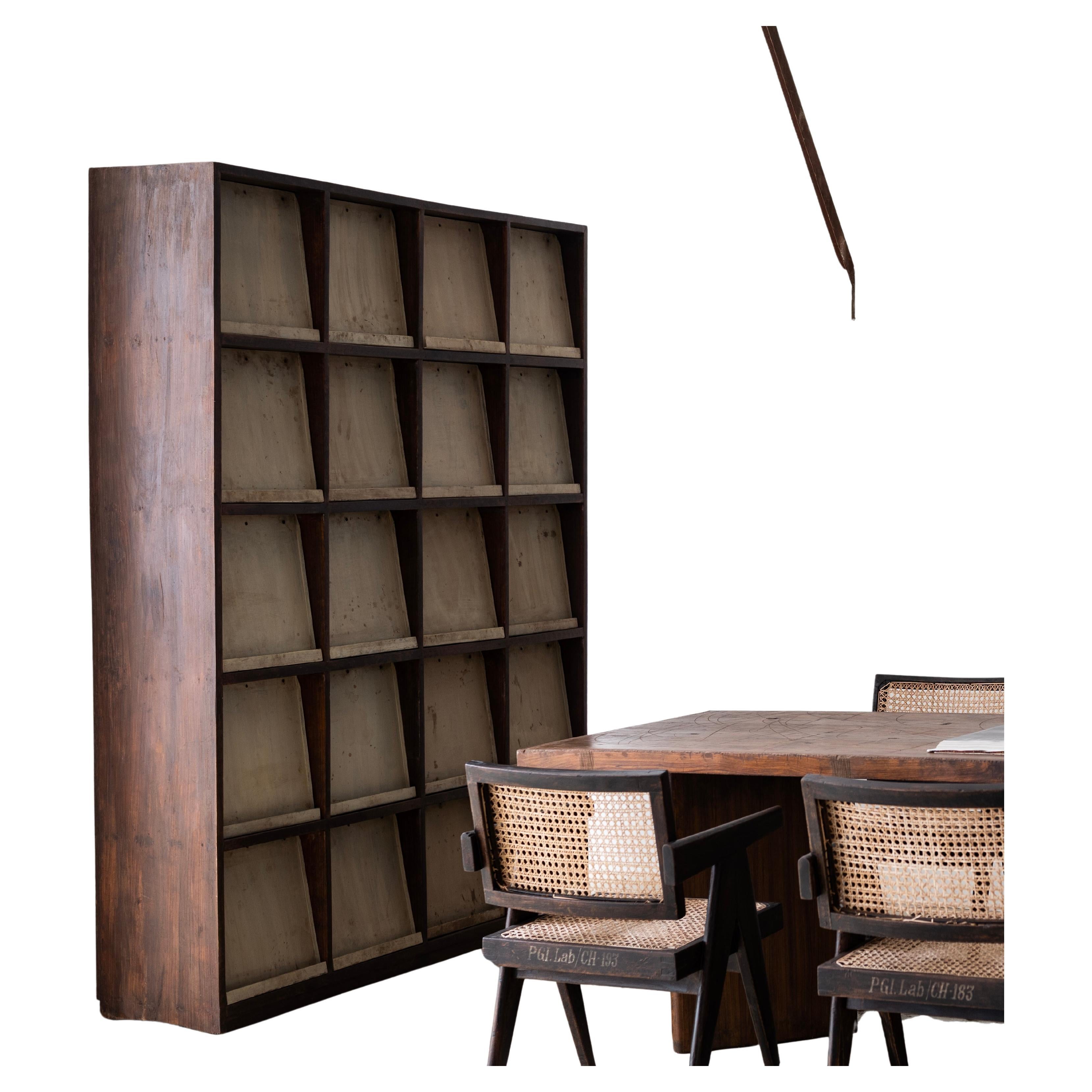 Cabinet used in Punjab University.
It was manufactured in the 1960s.