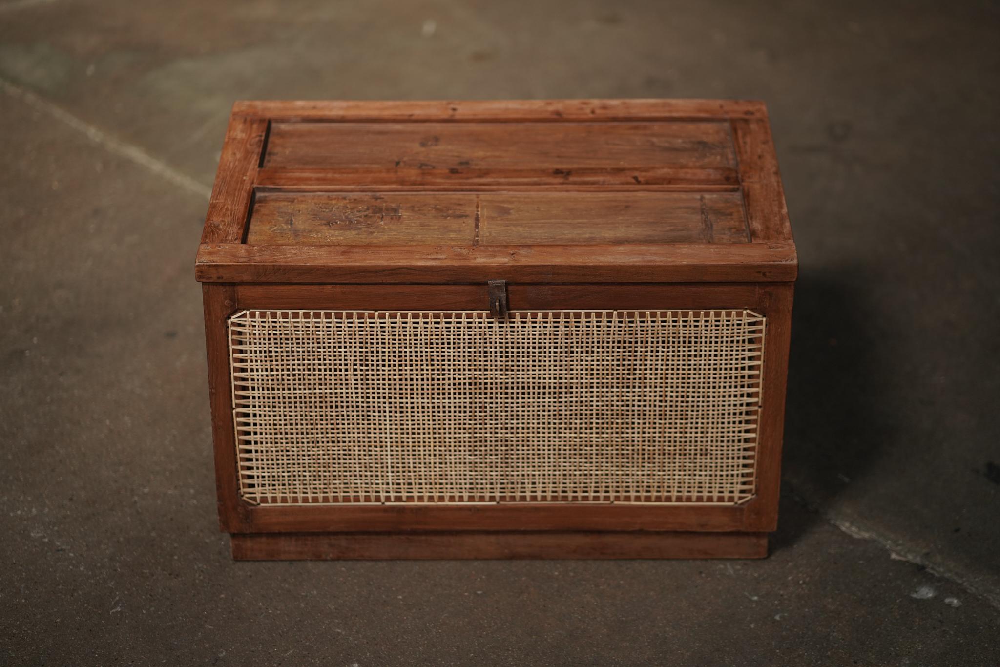 Conçue dans les années 1950 par Pierre Jeanneret, cette boîte à linge allie simplicité et utilité à un style intemporel. Ses proportions élégantes, sa riche surface en teck et ses incrustations de cannage complexes créent une déclaration subtile de