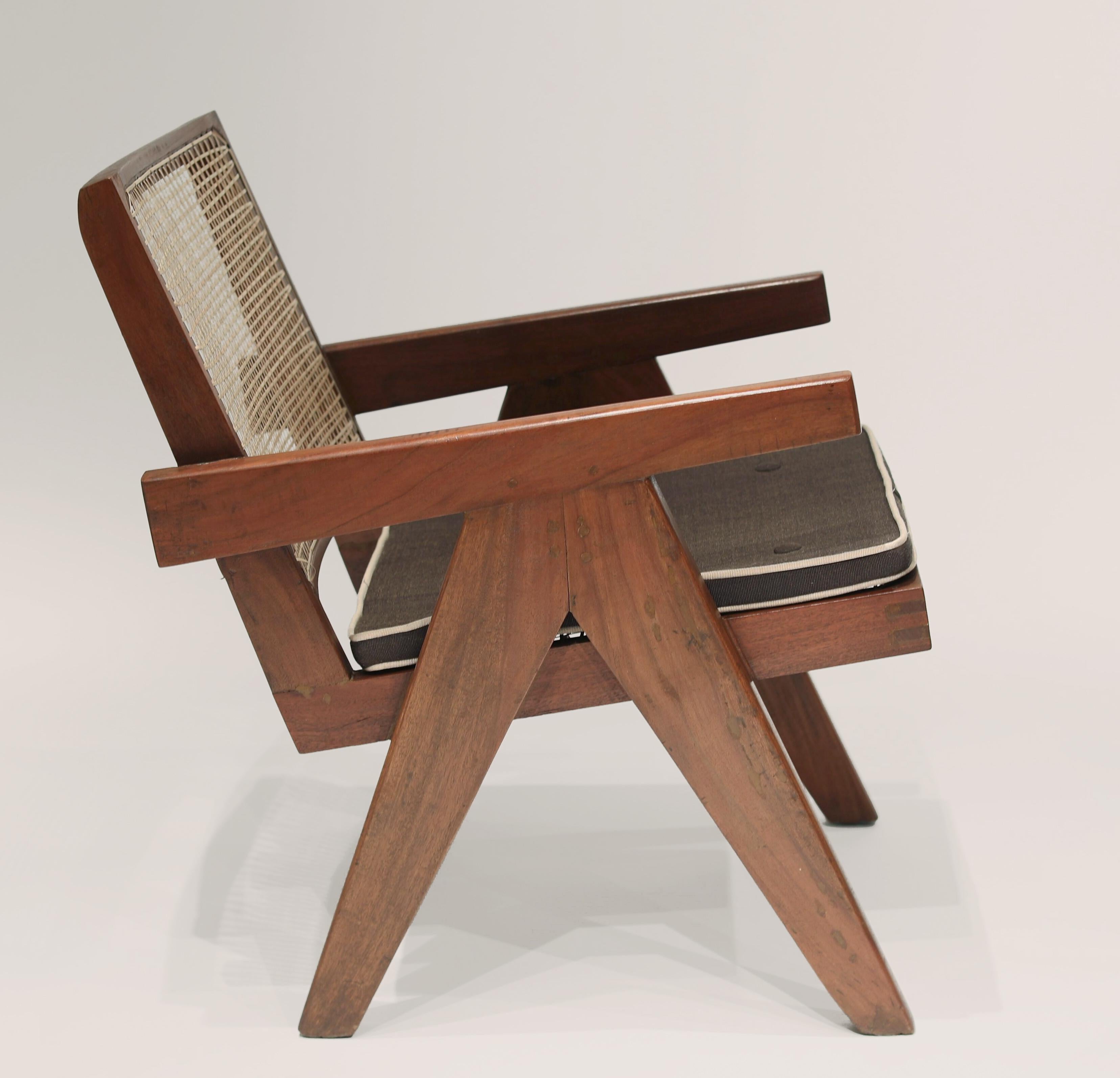 Paar Pierre Jeanneret 'Easy Chairs' (Modell PJ-SI-29-A) aus Verwaltungsgebäuden, Chandigarh Indien, um 1955. (Literatur: Touchaleeaume und Moreau, Le Corbusier Pierre Jeanneret: Das indische Abenteuer, Design - Kunst - Architektur.).
 