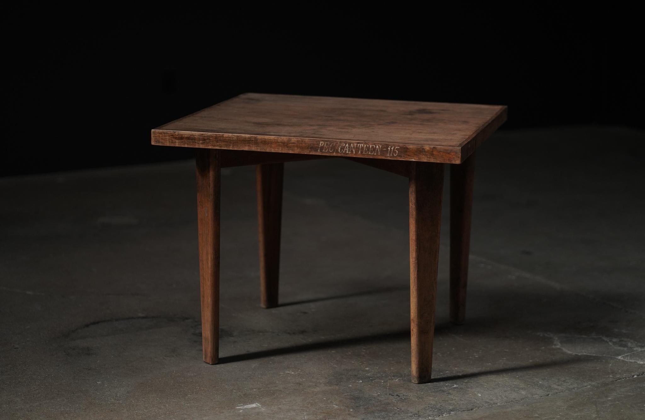 Pierre Jeanneret  Table de salon 69
Peut être utilisée comme petite table de café ou table d'appoint.
Circa 1961-1962