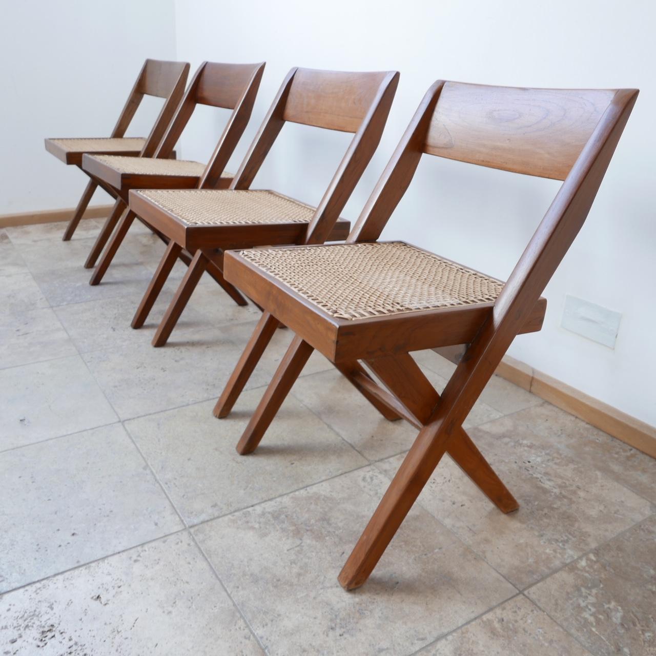 Pierre Jeanneret Bibliotheks-Esszimmerstühle aus der Jahrhundertmitte '4' (20. Jahrhundert) im Angebot