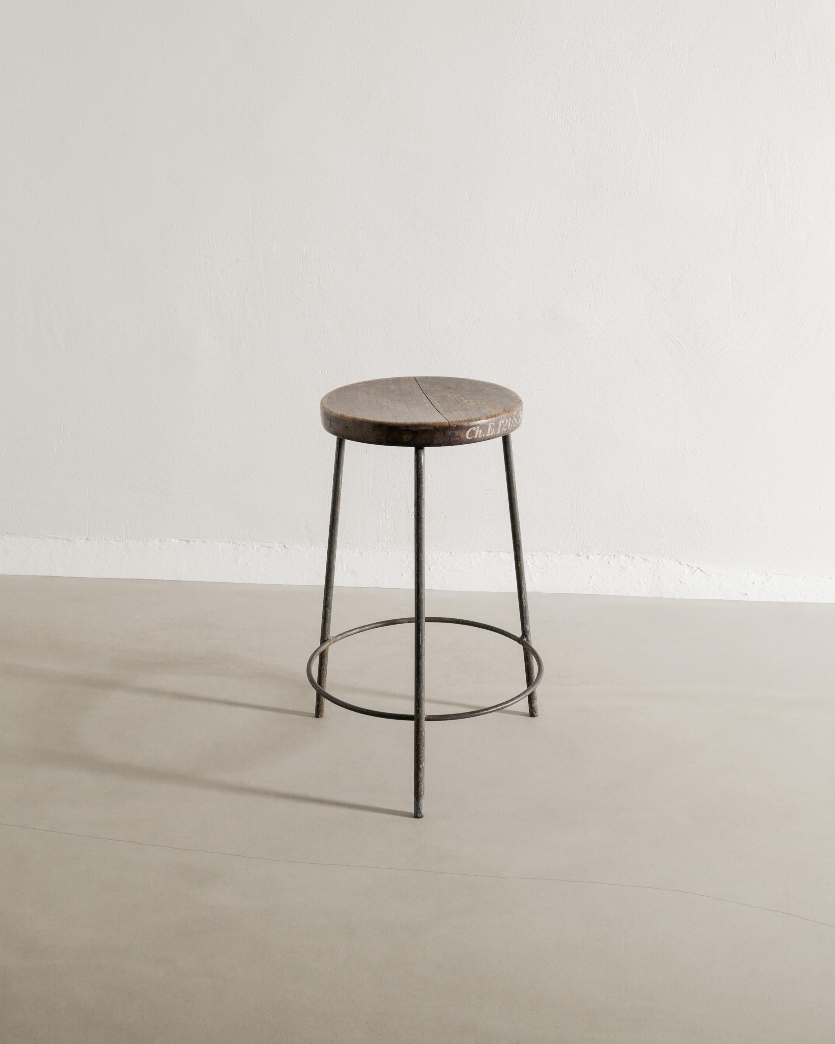 Raro sgabello da bar francese di metà secolo in legno di teak e ferro patinato di Pierre Jeanneret per Chandigarh India, anni Cinquanta. In buone condizioni originali con una bella scritta sul lato del sedile. Stabile e decorativo.  

Dimensioni: H: