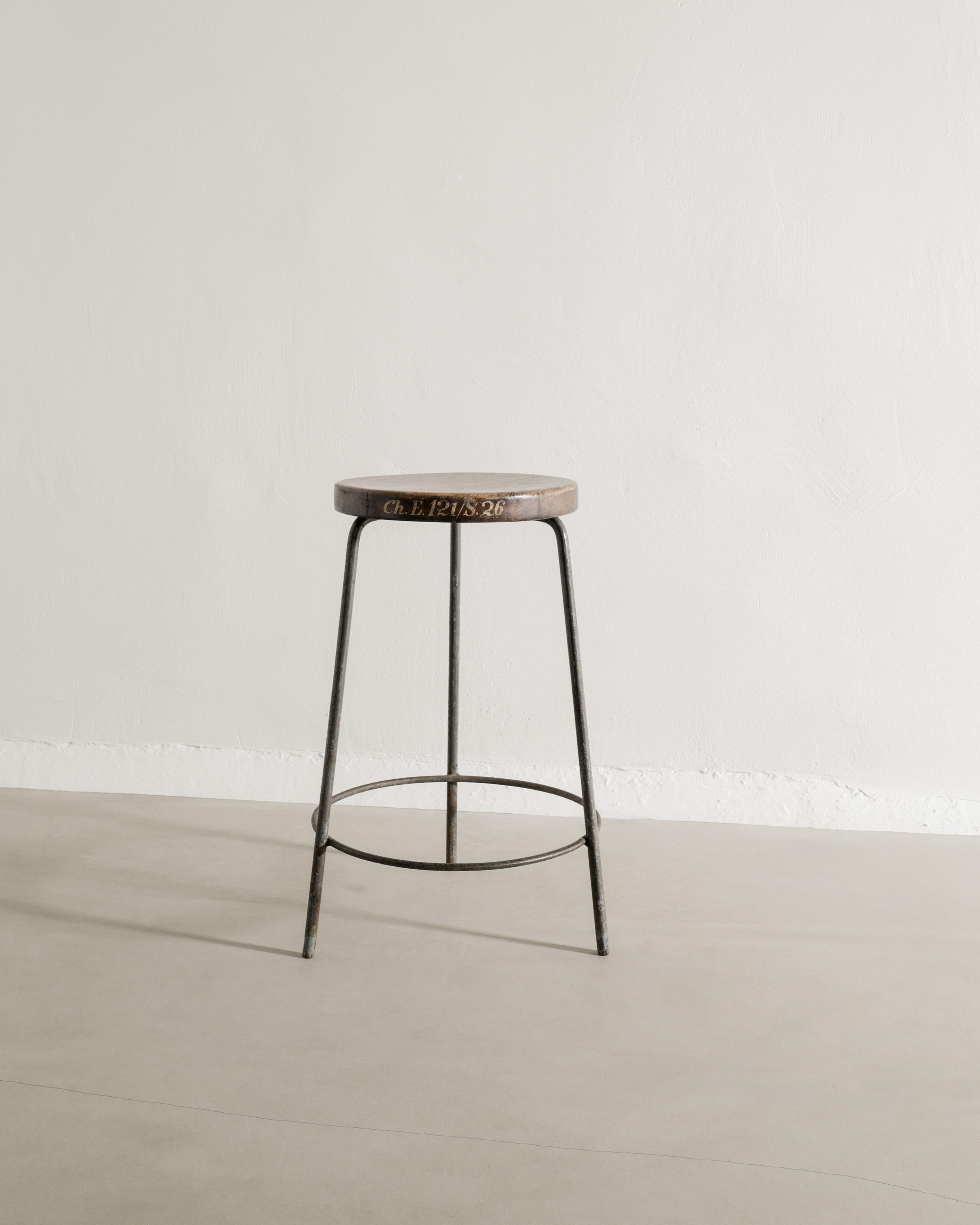 Mid-Century moderno Sgabello da bar a treppiede alto in legno di Pierre Jeanneret, 1950, in teak e ferro in vendita