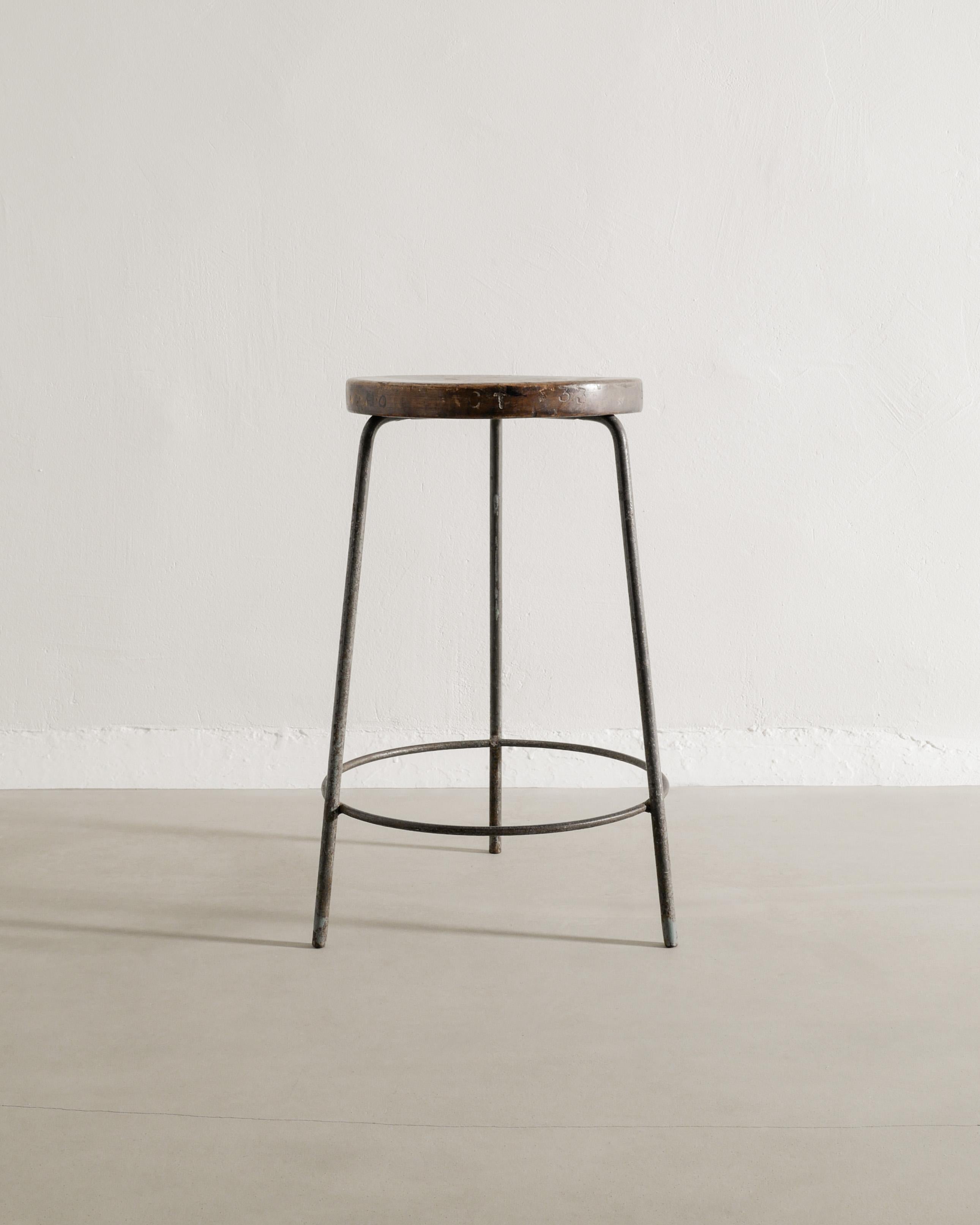Indiano Sgabello da bar a treppiede alto in legno di Pierre Jeanneret, 1950, in teak e ferro in vendita