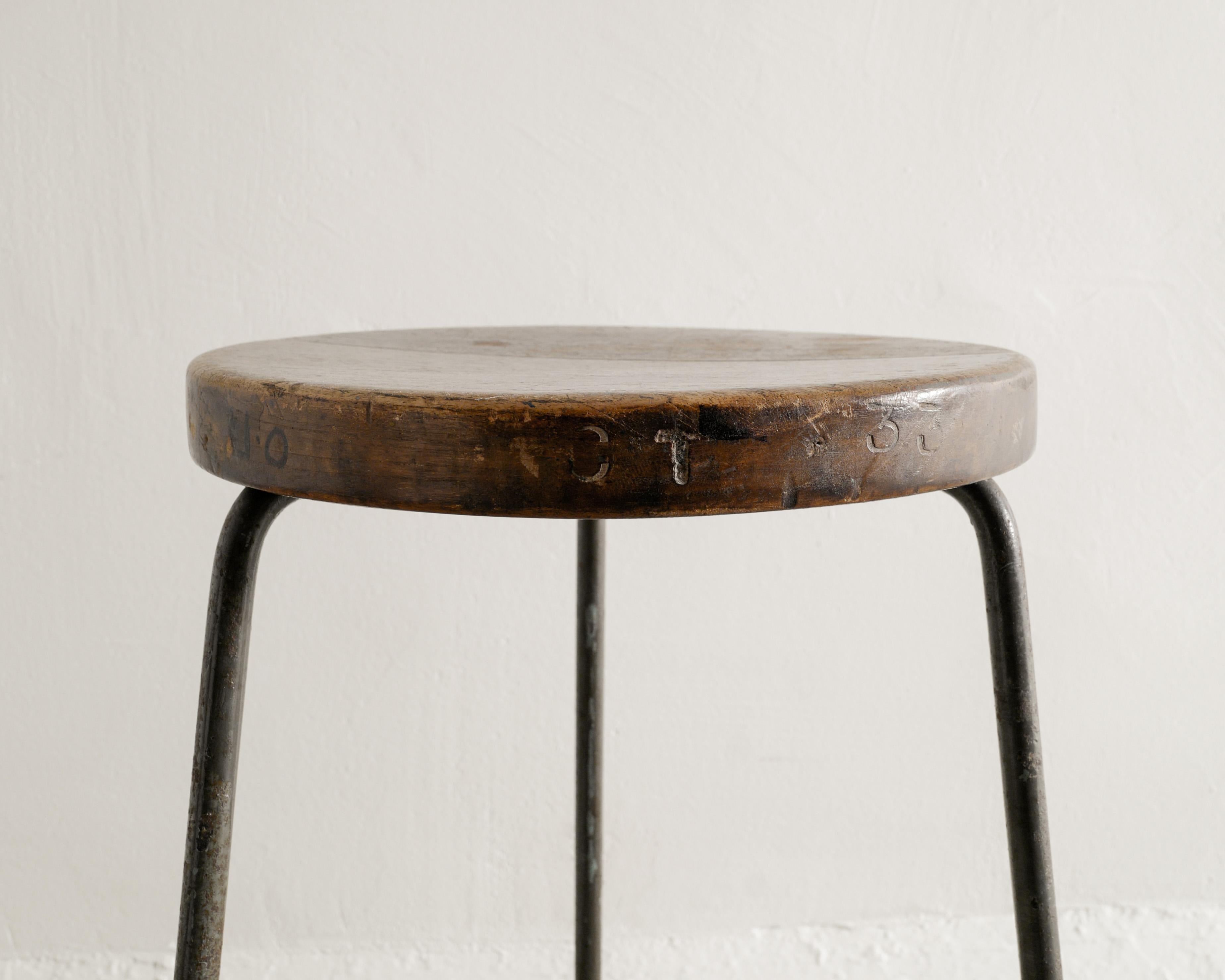 Sgabello da bar a treppiede alto in legno di Pierre Jeanneret, 1950, in teak e ferro In condizioni buone in vendita a Stockholm, SE