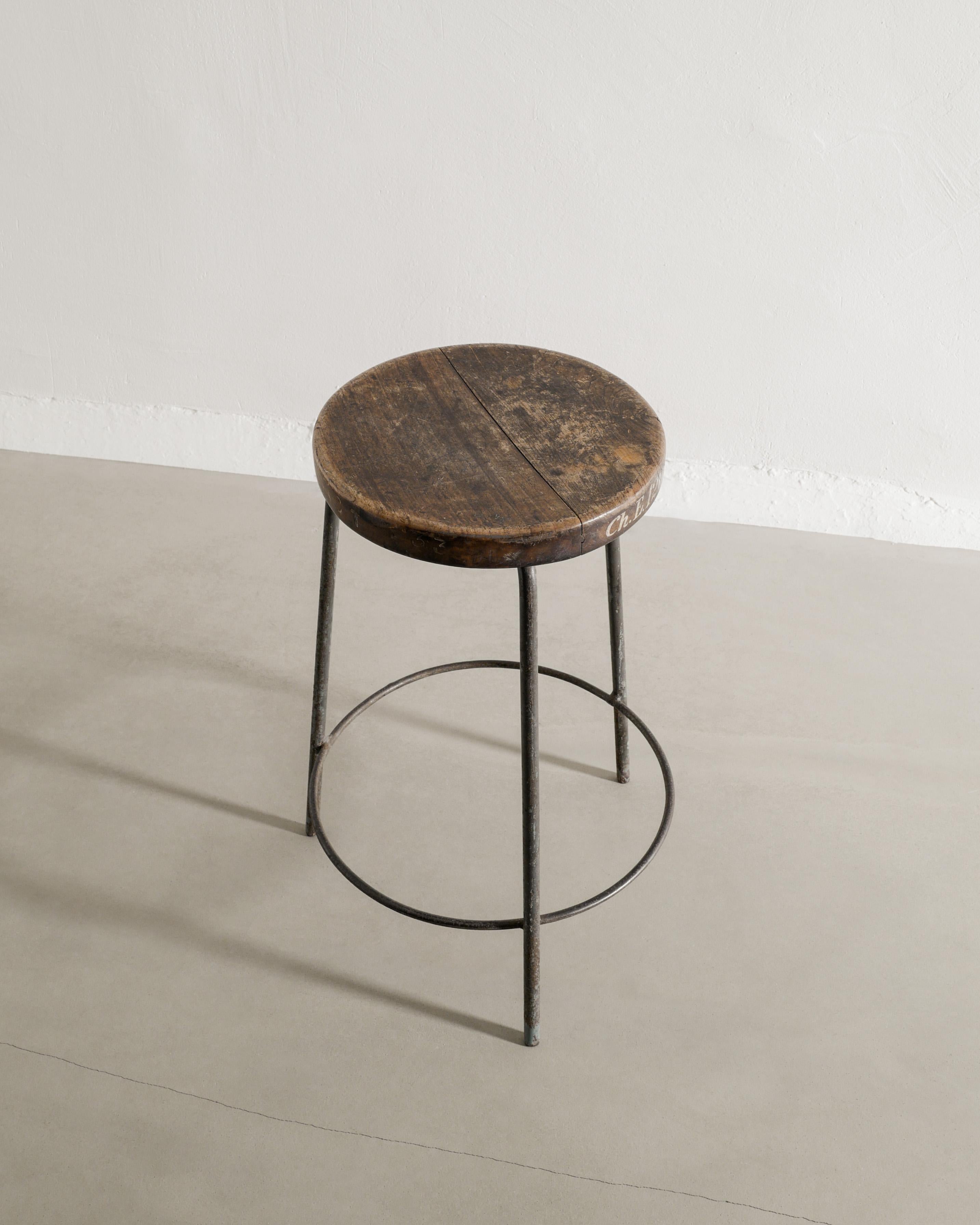 Metà XX secolo Sgabello da bar a treppiede alto in legno di Pierre Jeanneret, 1950, in teak e ferro in vendita