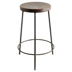Pierre Jeanneret, tabouret de bar haut tripode en bois du milieu du siècle, teck et fer, années 1950