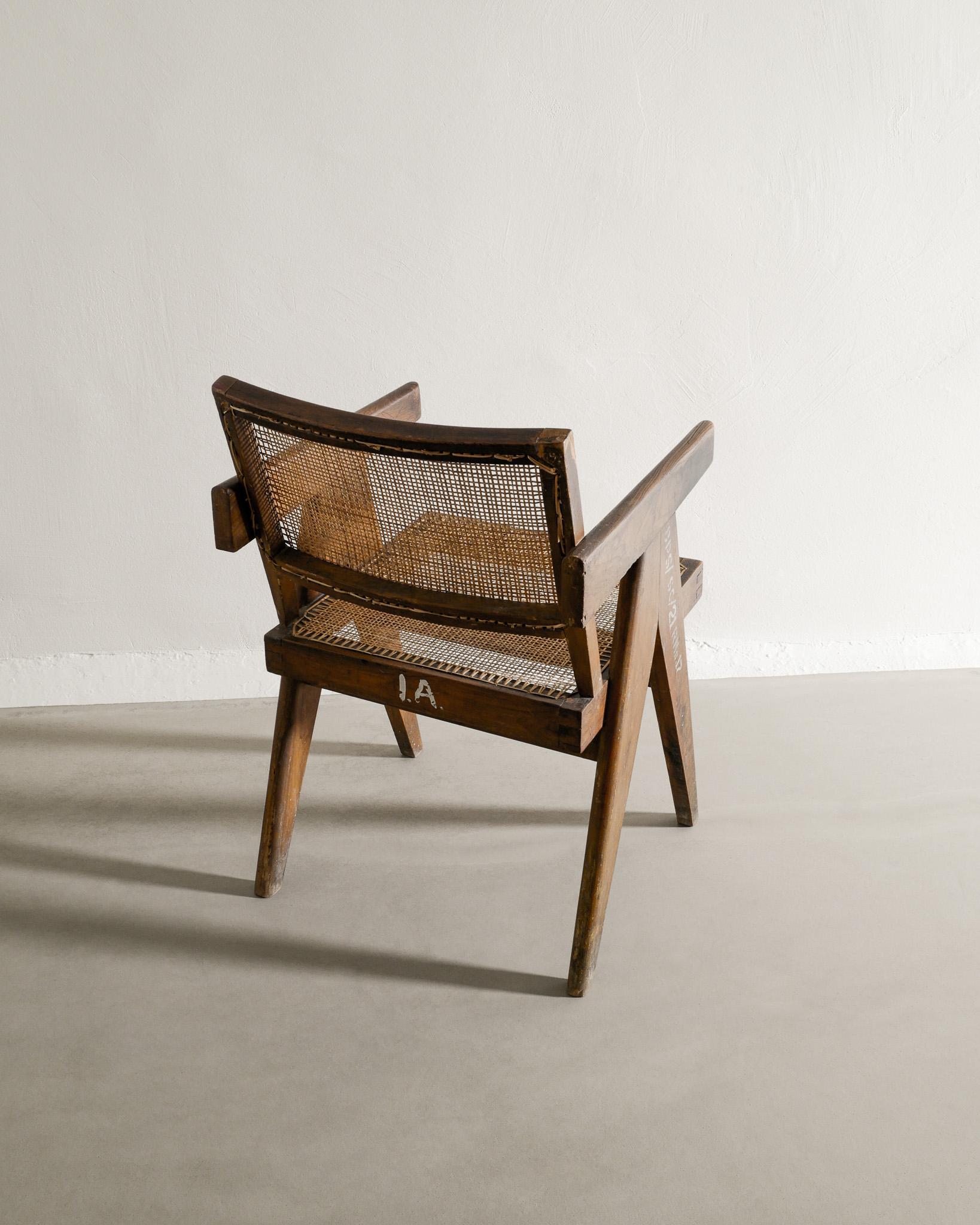 Rare chaise de bureau / salle à manger en teck et rotin de Pierre Jeanneret produite pour Chandigarh en Inde dans les années 1950. En bon état d'origine avec une belle patine et des lettres. 

Dimensions : H : 79 cm / 31.1