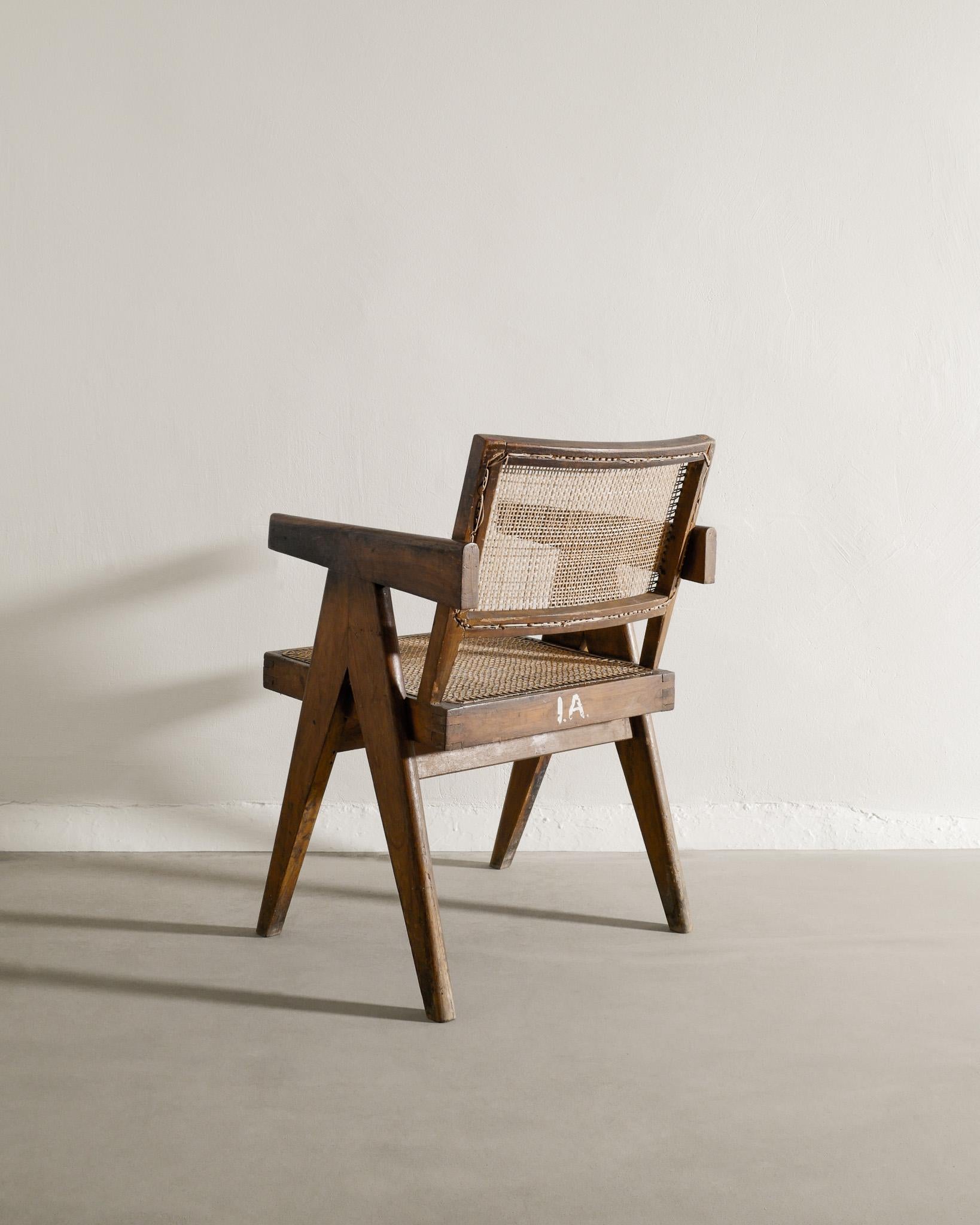 Pierre Jeanneret: Bürostuhl aus Holz aus Teakholz in Teakholz und Rattan, Mid-Century, hergestellt 1950er Jahre (Moderne der Mitte des Jahrhunderts) im Angebot