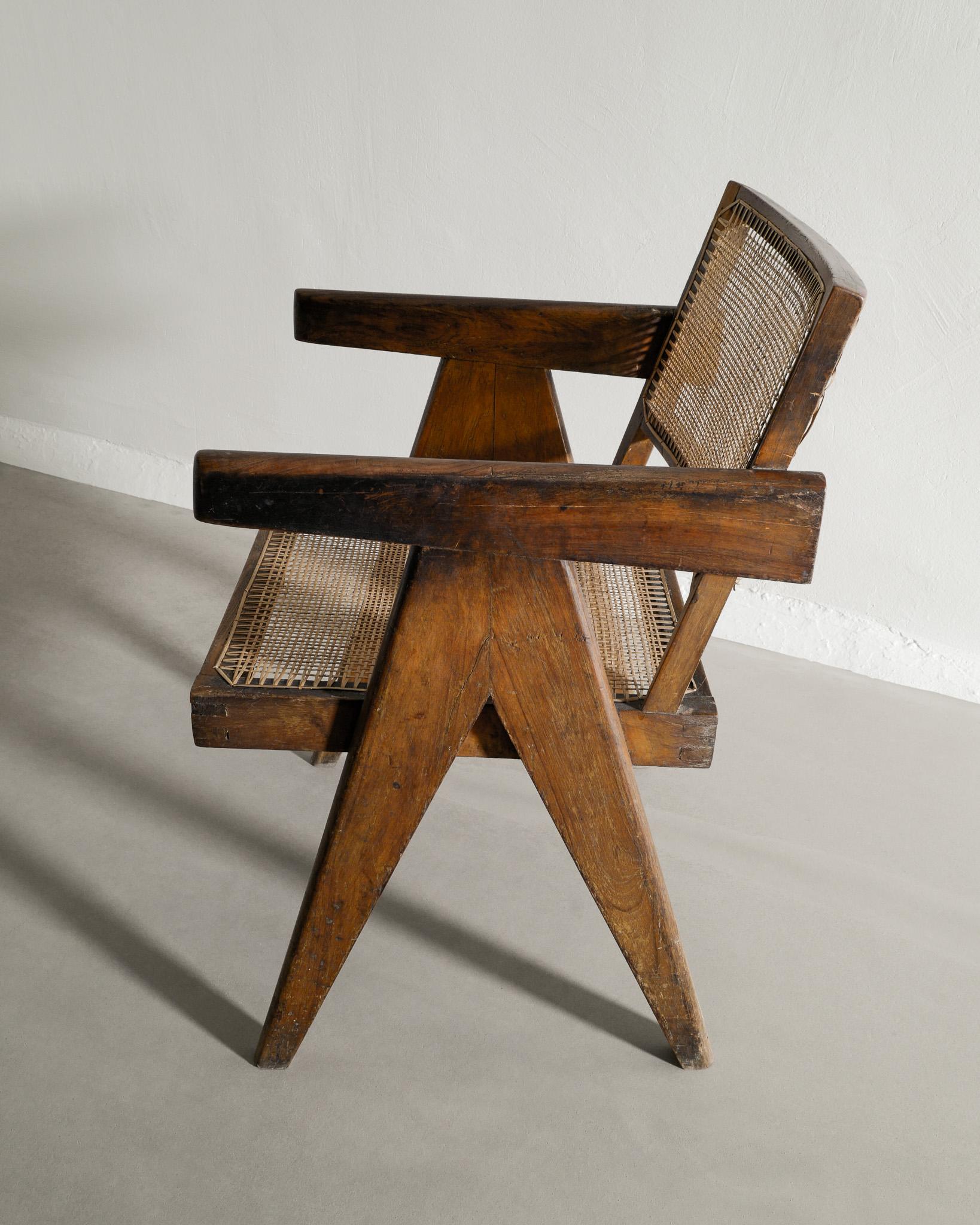 Pierre Jeanneret: Bürostuhl aus Holz aus Teakholz in Teakholz und Rattan, Mid-Century, hergestellt 1950er Jahre (Mitte des 20. Jahrhunderts) im Angebot