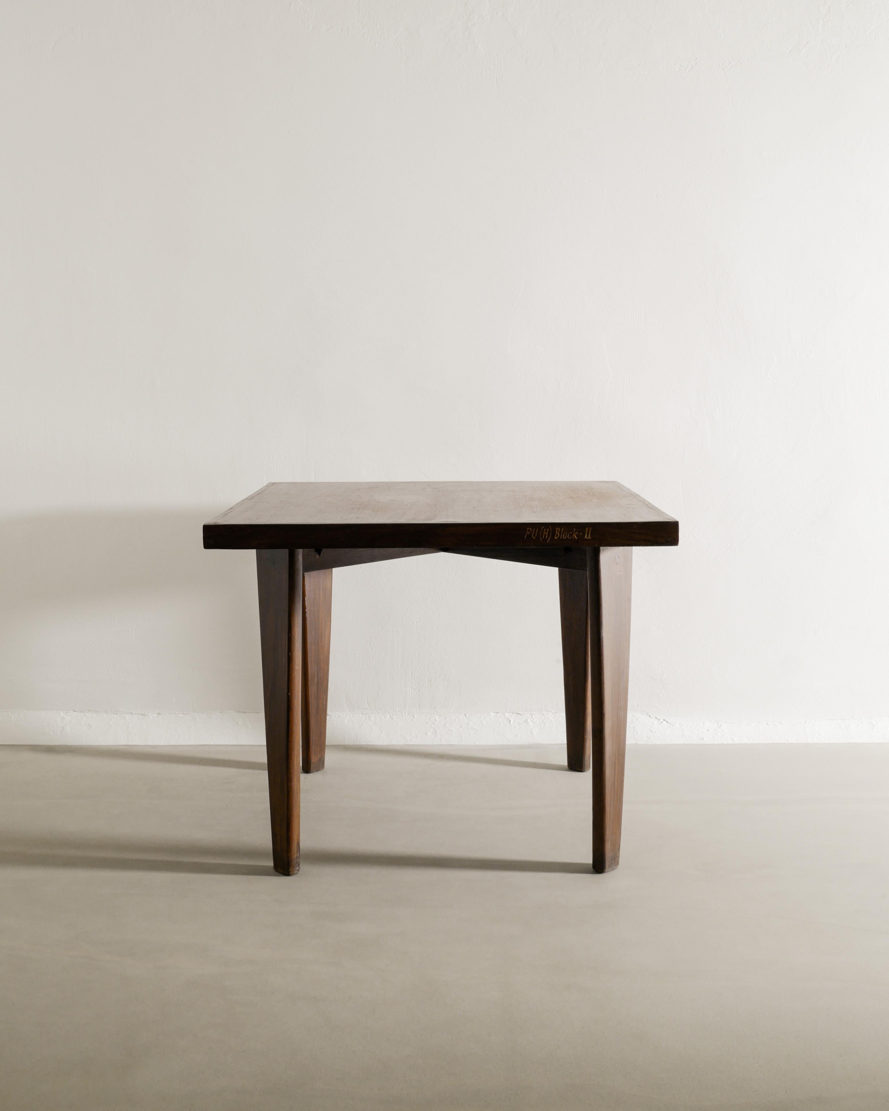 Sehr seltener quadratischer Esstisch aus gebeiztem Teakholz aus der Mitte des Jahrhunderts von Pierre Jeanneret & Le Corbusier, hergestellt für Chandigarh / Punjab Indien, 1950er Jahre. In gutem Zustand mit alters- und gebrauchsbedingter Patina.