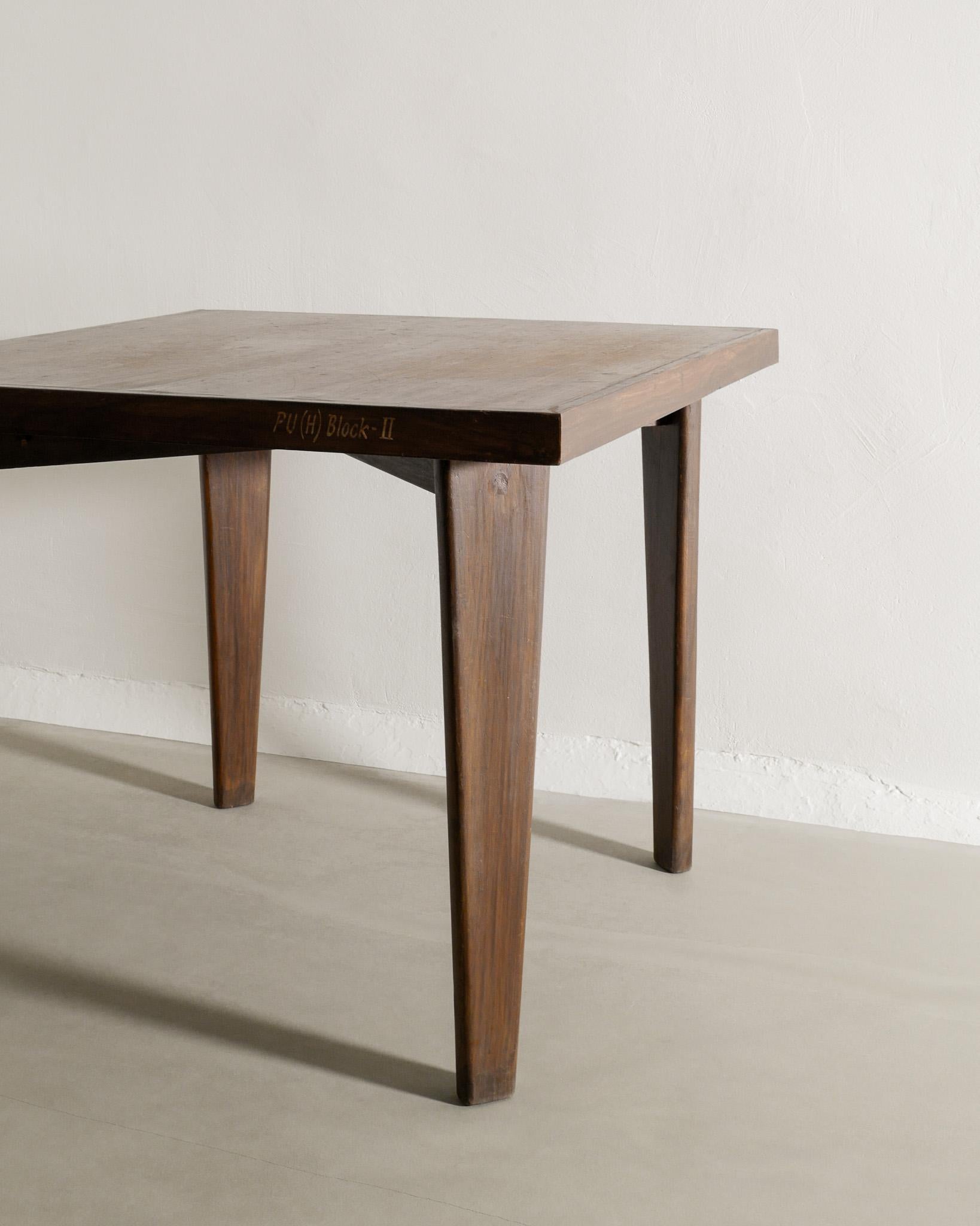 Pierre Jeanneret Mid Century Holztisch aus quadratischem Teakholz, 1950er Jahre (Moderne der Mitte des Jahrhunderts) im Angebot