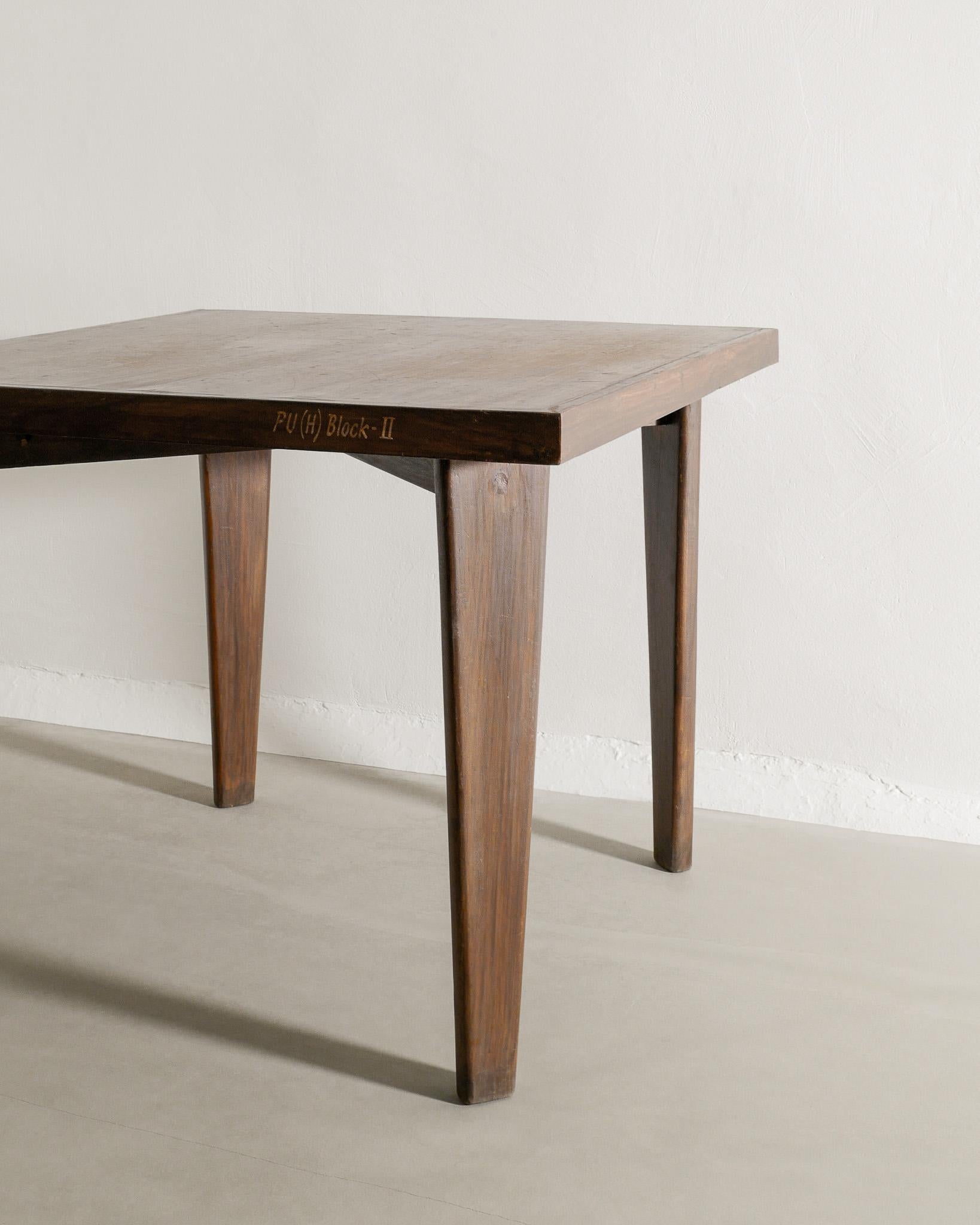 Pierre Jeanneret Mid Century Wooden Squared Teak Dining Table Produced, 1950s (Moderne der Mitte des Jahrhunderts) im Angebot