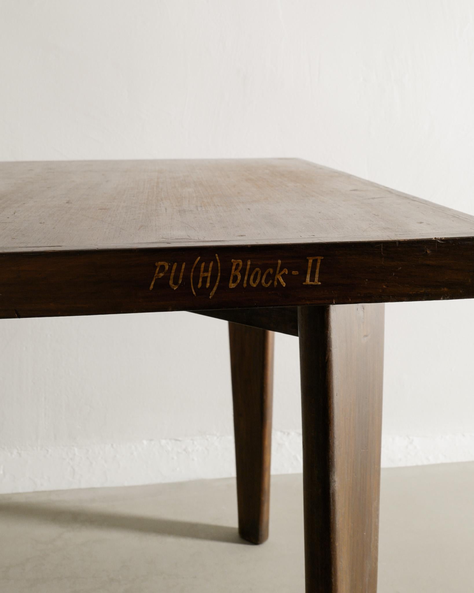 Pierre Jeanneret Mid Century Holztisch aus quadratischem Teakholz, 1950er Jahre (Indisch) im Angebot
