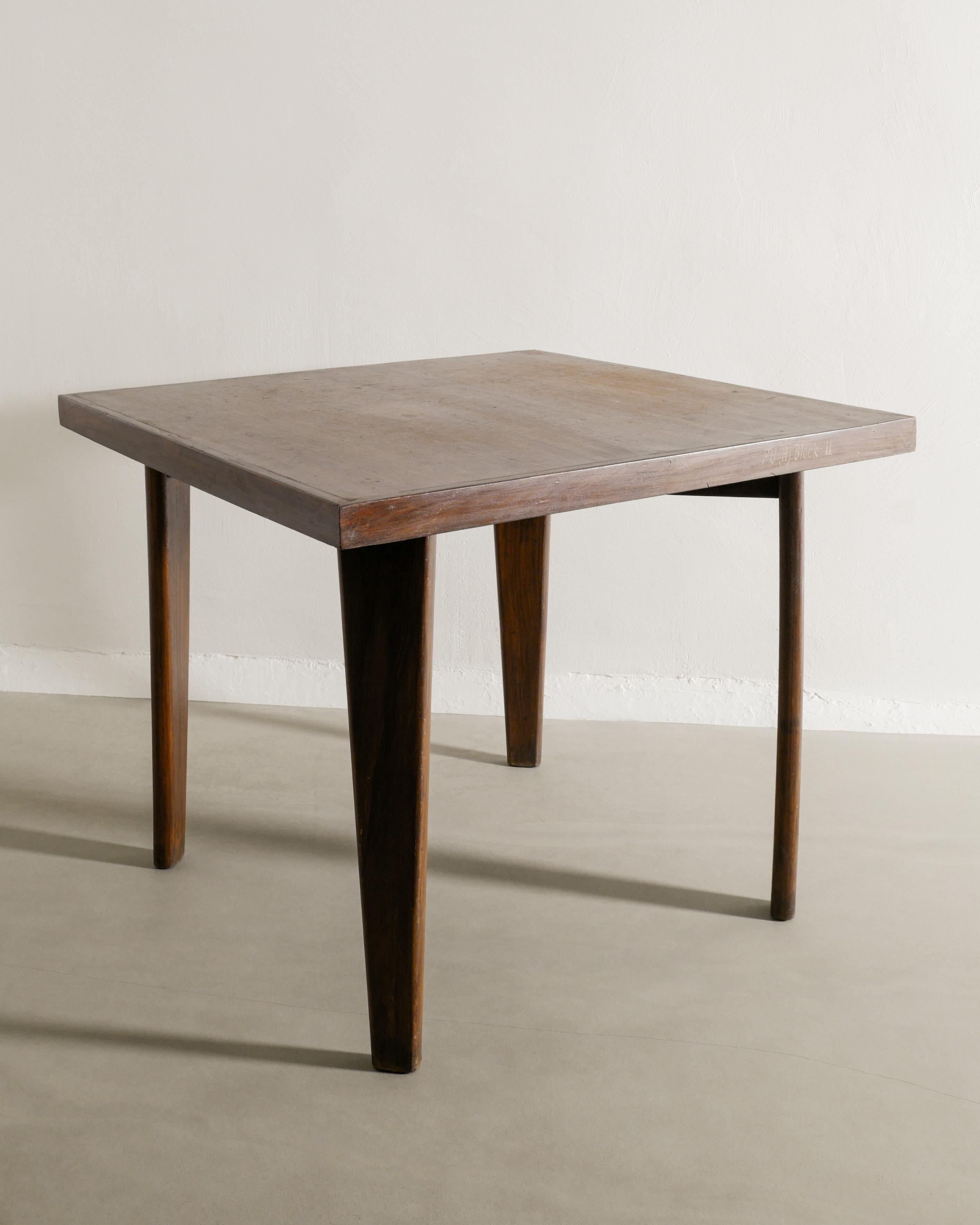 Pierre Jeanneret Mid Century Holztisch aus quadratischem Teakholz, 1950er Jahre im Zustand „Gut“ im Angebot in Stockholm, SE
