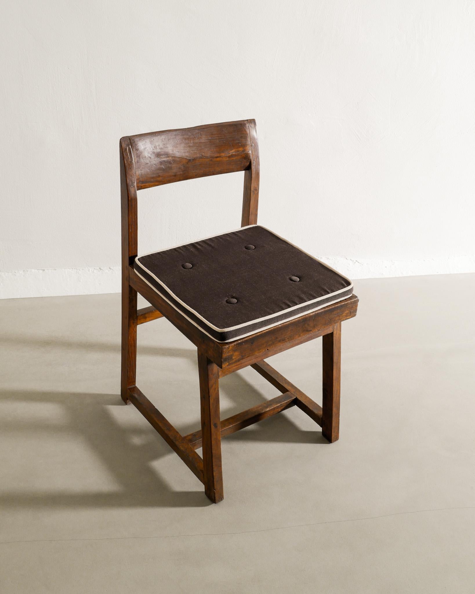 Pierre Jeanneret Holzsessel „Box-Stuhl“ aus Teakholz aus der Mitte des Jahrhunderts, hergestellt in Indien, 1950er Jahre (Indisch) im Angebot