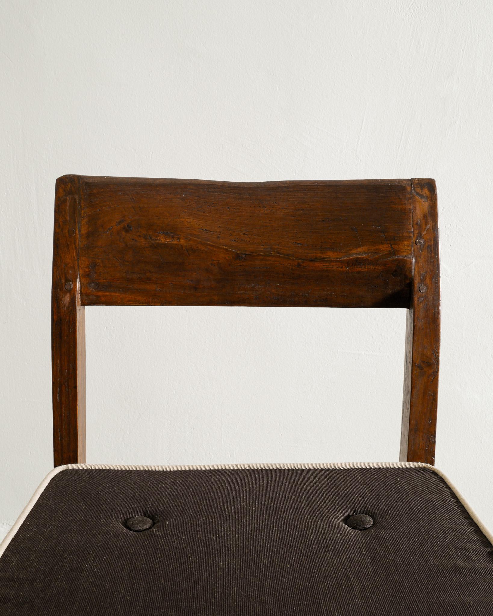 Pierre Jeanneret Holzsessel „Box-Stuhl“ aus Teakholz aus der Mitte des Jahrhunderts, hergestellt in Indien, 1950er Jahre im Zustand „Gut“ im Angebot in Stockholm, SE