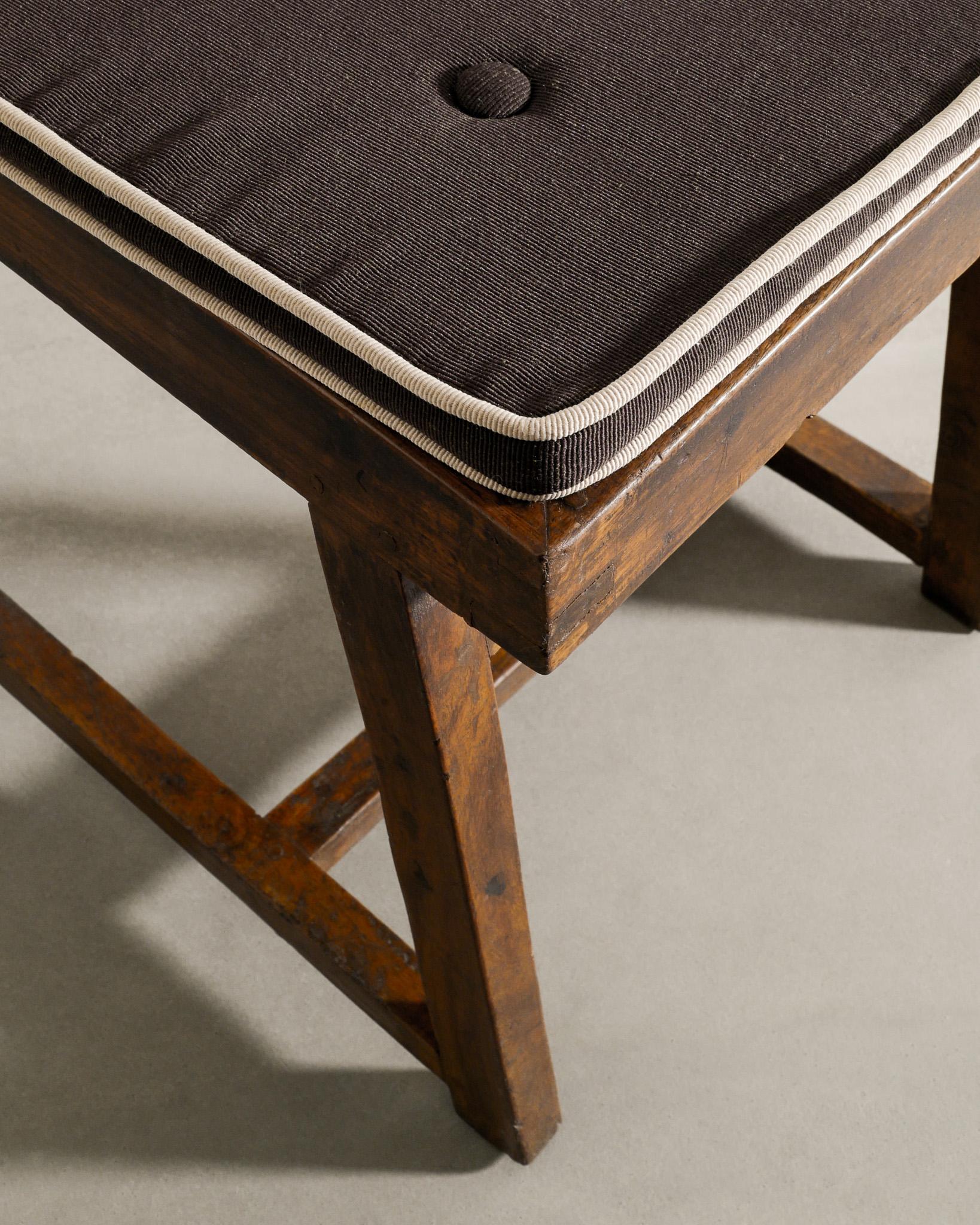 Pierre Jeanneret Holzsessel „Box-Stuhl“ aus Teakholz aus der Mitte des Jahrhunderts, hergestellt in Indien, 1950er Jahre (Mitte des 20. Jahrhunderts) im Angebot