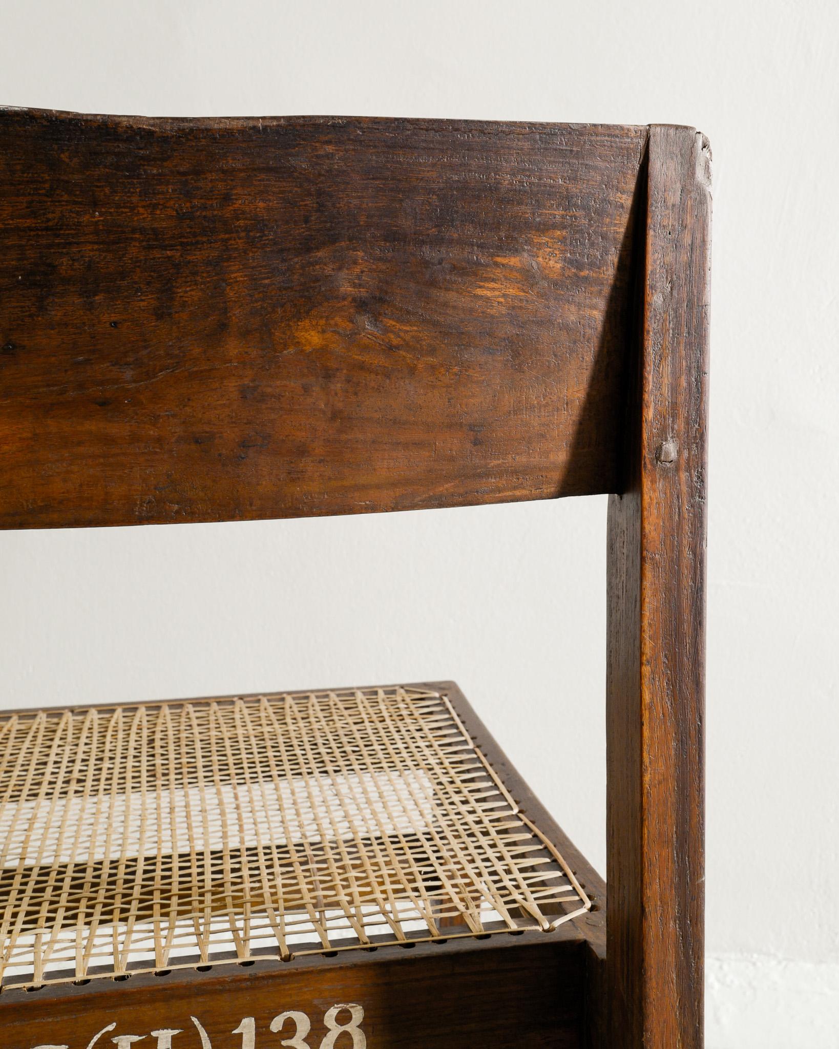 Pierre Jeanneret Holzsessel „Box-Stuhl“ aus Teakholz aus der Mitte des Jahrhunderts, hergestellt in Indien, 1950er Jahre (Rattan) im Angebot