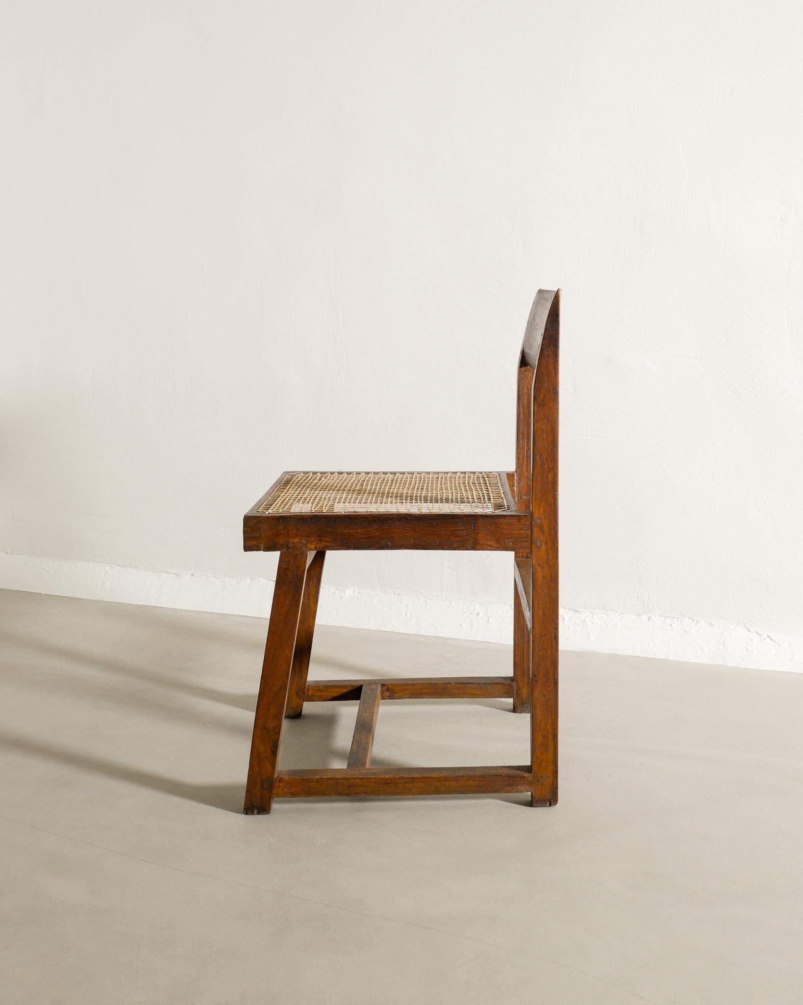 Pierre Jeanneret Holzsessel „Box-Stuhl“ aus Teakholz aus der Mitte des Jahrhunderts, hergestellt in Indien, 1950er Jahre im Angebot 1