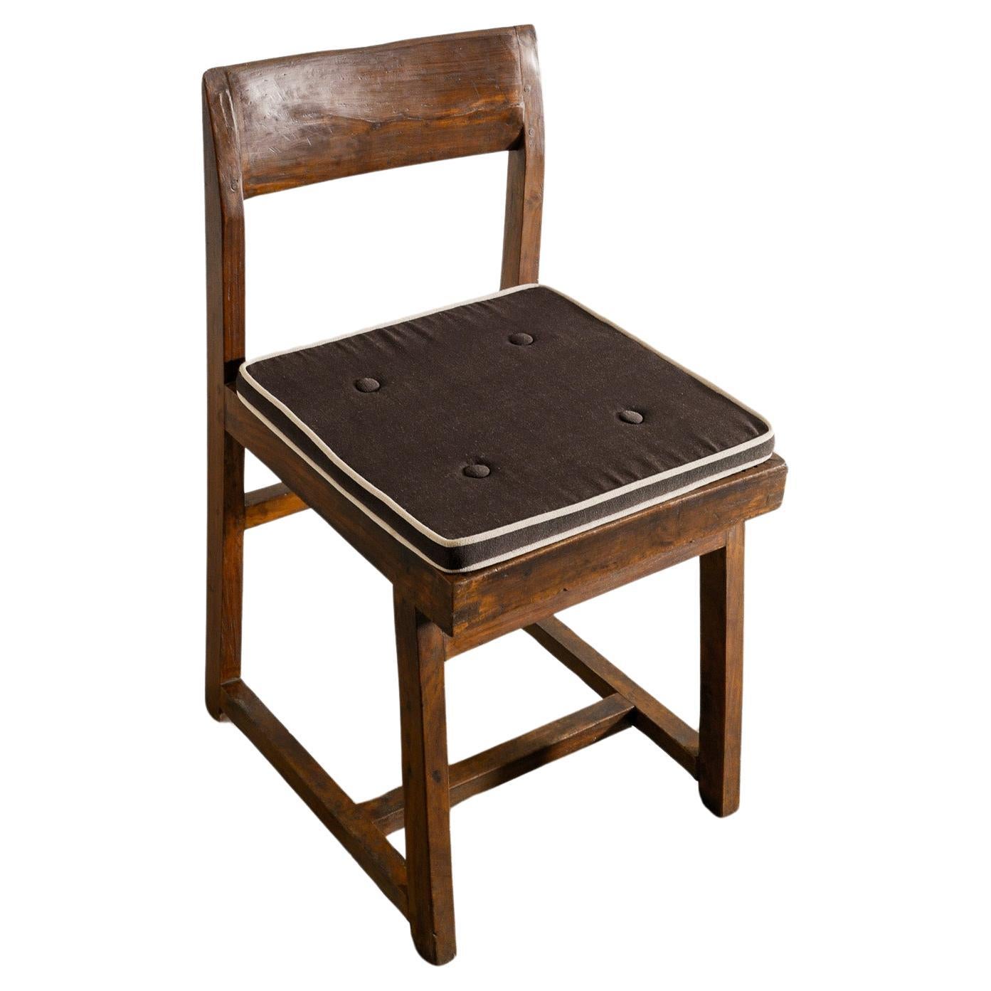 Pierre Jeanneret Holzsessel „Box-Stuhl“ aus Teakholz aus der Mitte des Jahrhunderts, hergestellt in Indien, 1950er Jahre im Angebot
