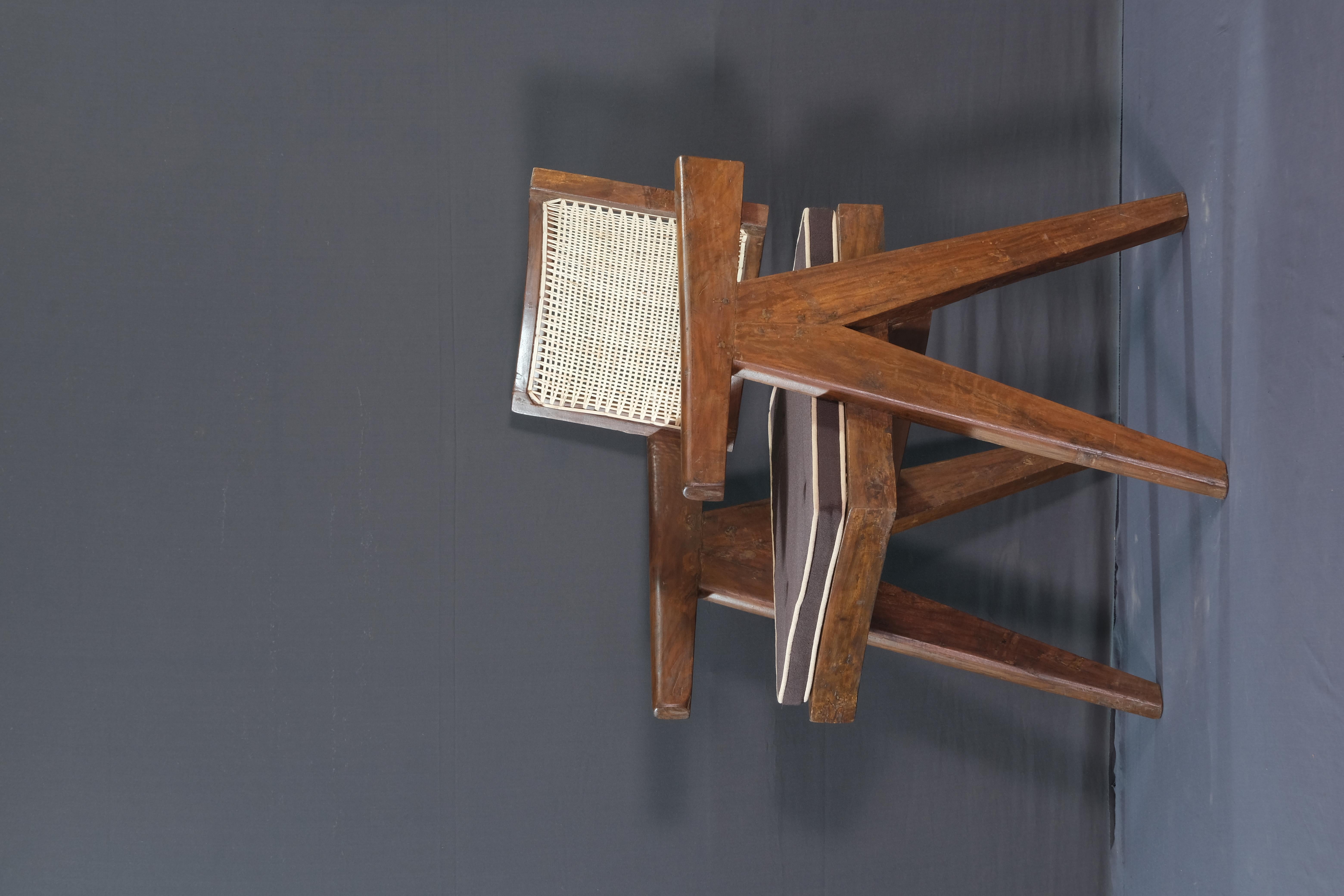Pierre Jeanneret Sillas de oficina con bastón auténticas de mediados de siglo PJ-SI-28-A en venta 4