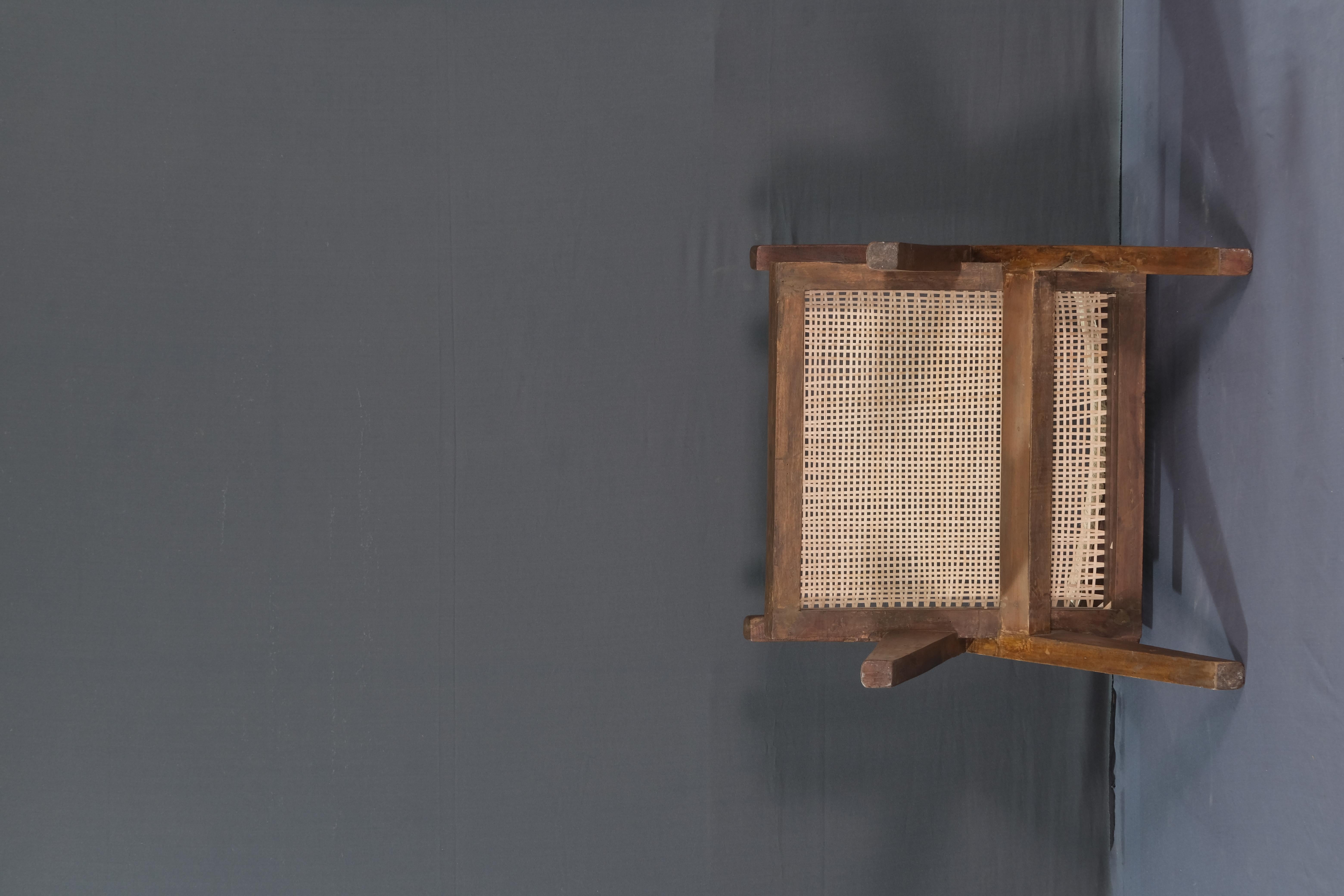 Pierre Jeanneret Sillas de oficina con bastón auténticas de mediados de siglo PJ-SI-28-A en venta 9