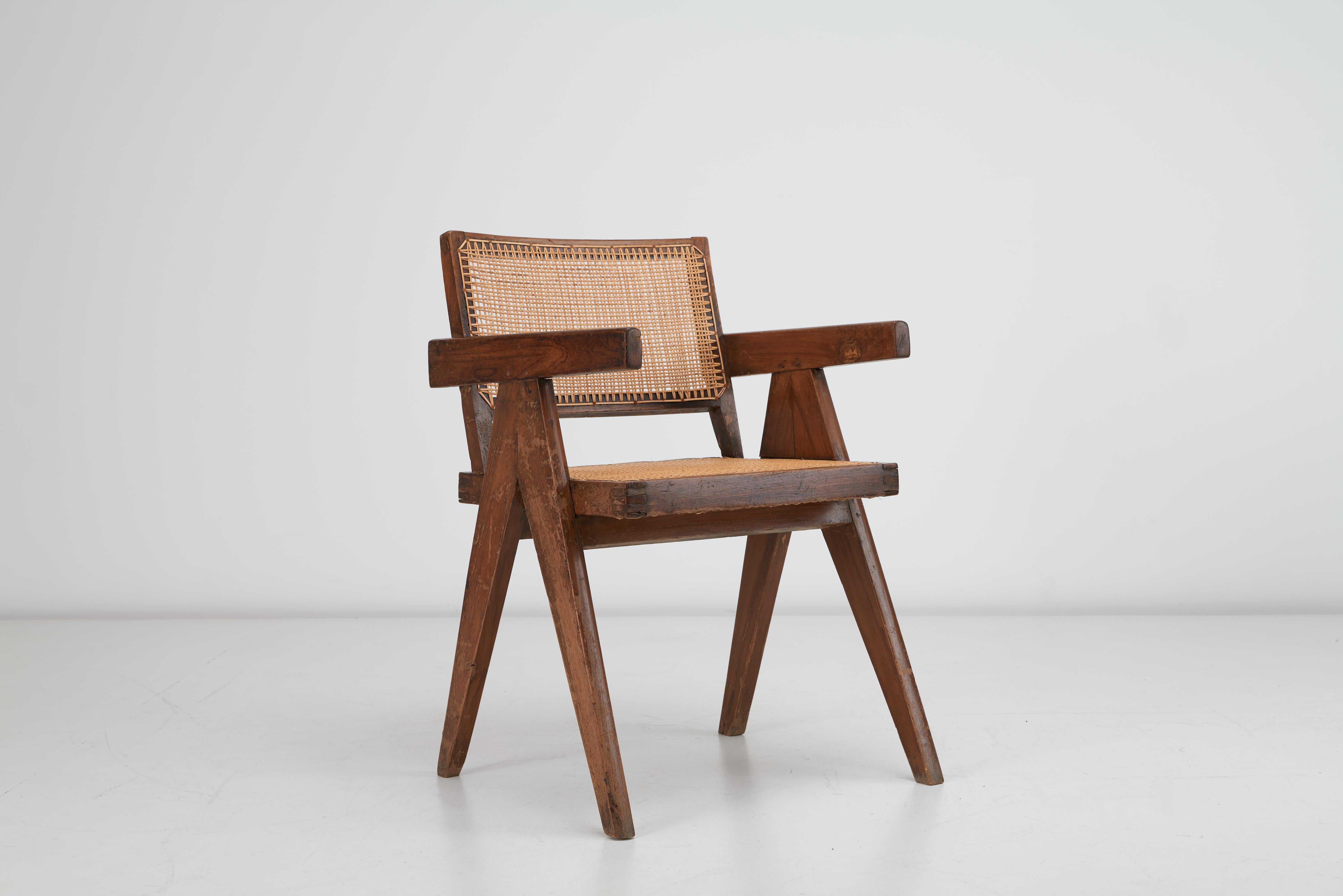 Esta silla de oficina vintage de Pierre Jeanneret, fabricada en teca con asiento y respaldo de caña, es una pieza rara y excepcional del diseño moderno de mediados de siglo. Diseñada originalmente como parte de la ciudad brutalista de Chandigarh