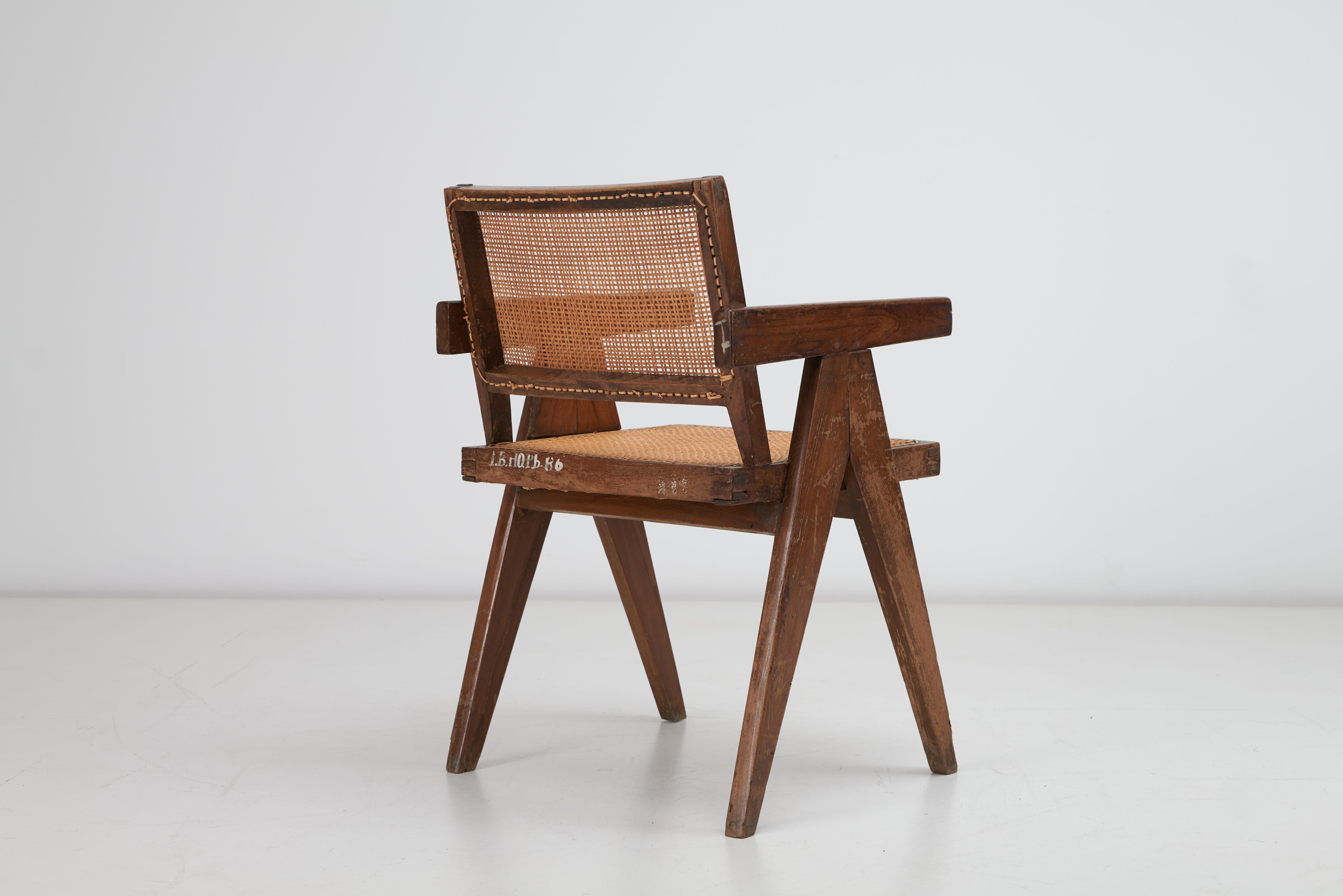 Pierre Jeanneret, Silla de oficina de teca y caña patinada de Chandigarh, India siglo XX en venta