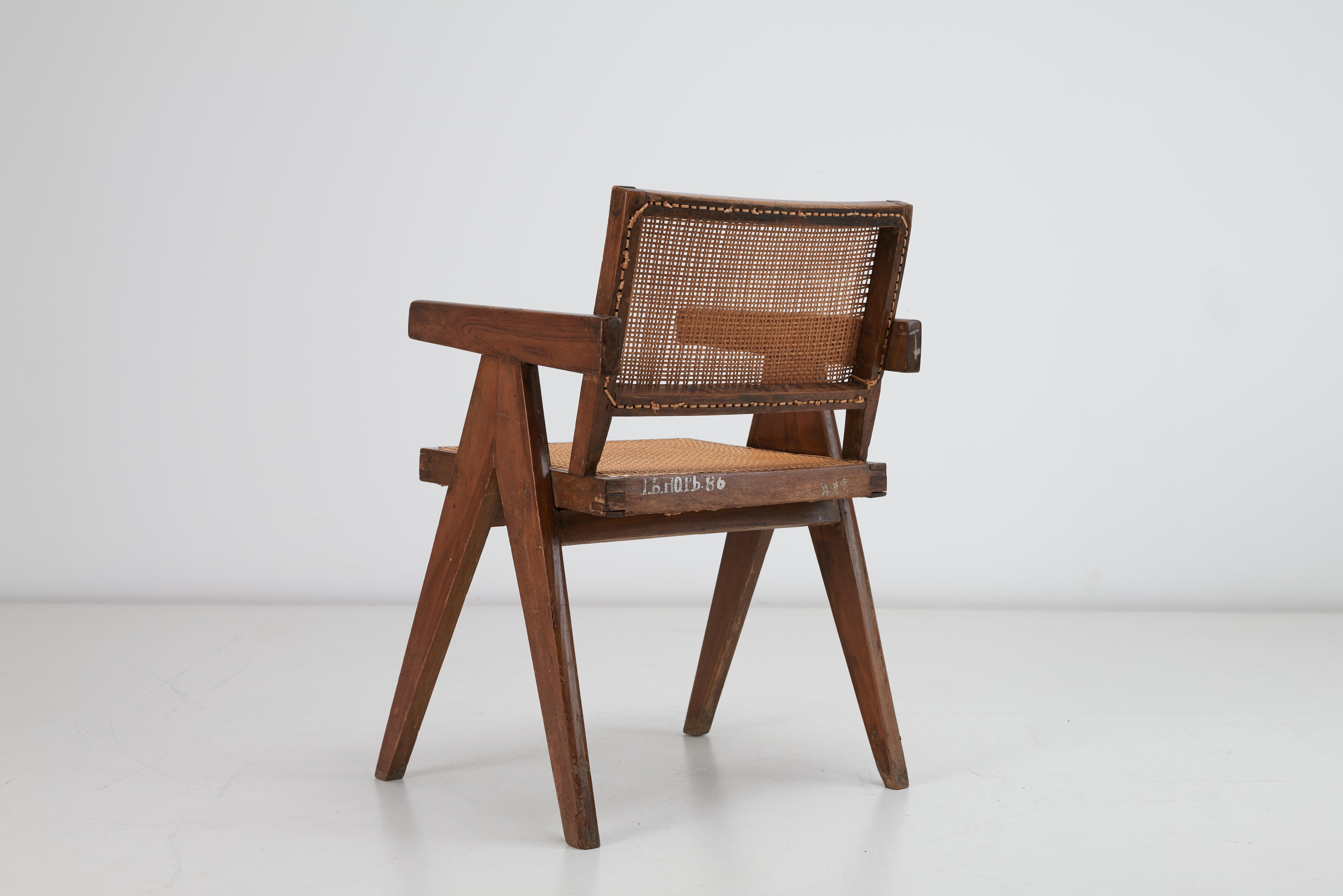 Pierre Jeanneret, Silla de oficina de teca y caña patinada de Chandigarh, India Caña en venta