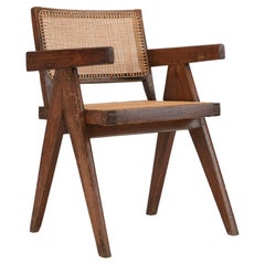 Pierre Jeanneret, Silla de oficina de teca y caña patinada de Chandigarh, India