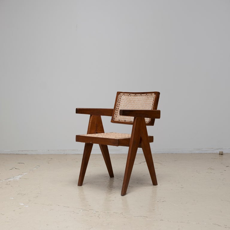 Office chair in solid teak with seat and backrest in cane. Slanted, slightly curved backrest, separate from the seat.
Small scratches and chips for the ages can be found. Please check the images of the details.

We have more Pierre Jeanneret office