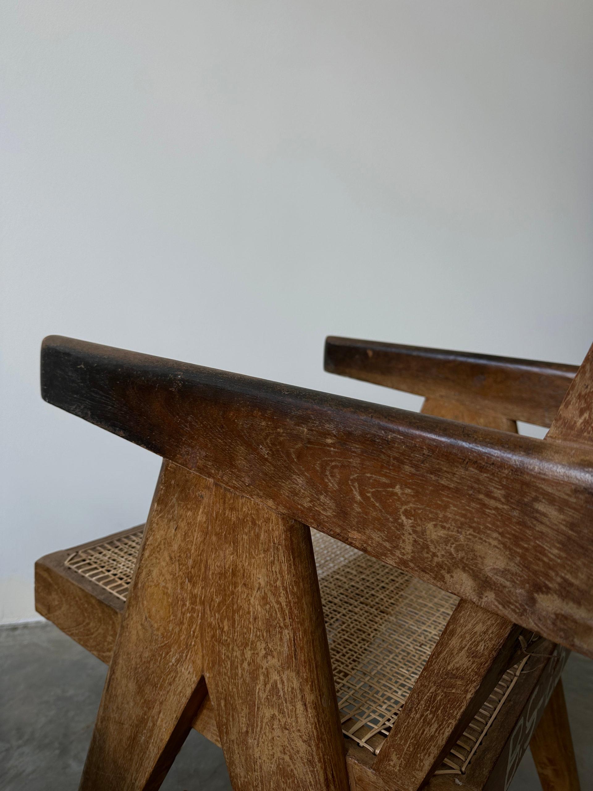 Cette paire de chaises de bureau à dossier flottant a été utilisée au fil des décennies dans divers bâtiments administratifs de Chandigarh, en Inde. Les marques au dos indiquent leur dernière utilisation désignée et peuvent être retirées sur demande