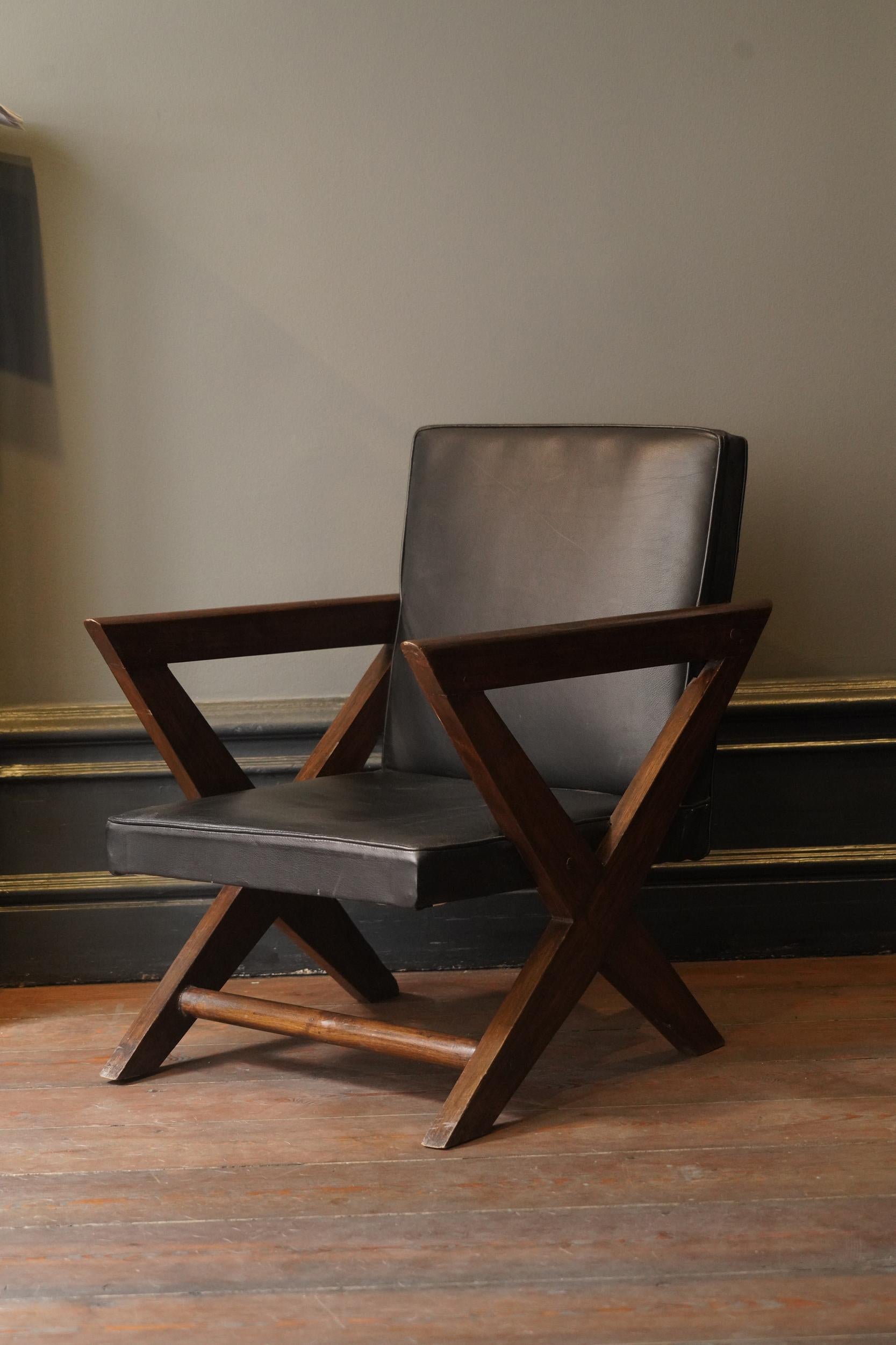 Pierre Jeanneret, ein Paar originale SI-49-A Sessel aus Teakholz und mit schwarzem Leder bezogen.

Jeanneret wurde von der Stadt Chandigarh, Indien, mit dem Bau und der Gestaltung der Verwaltungsgebäude der Punjab-Universität und einiger privater