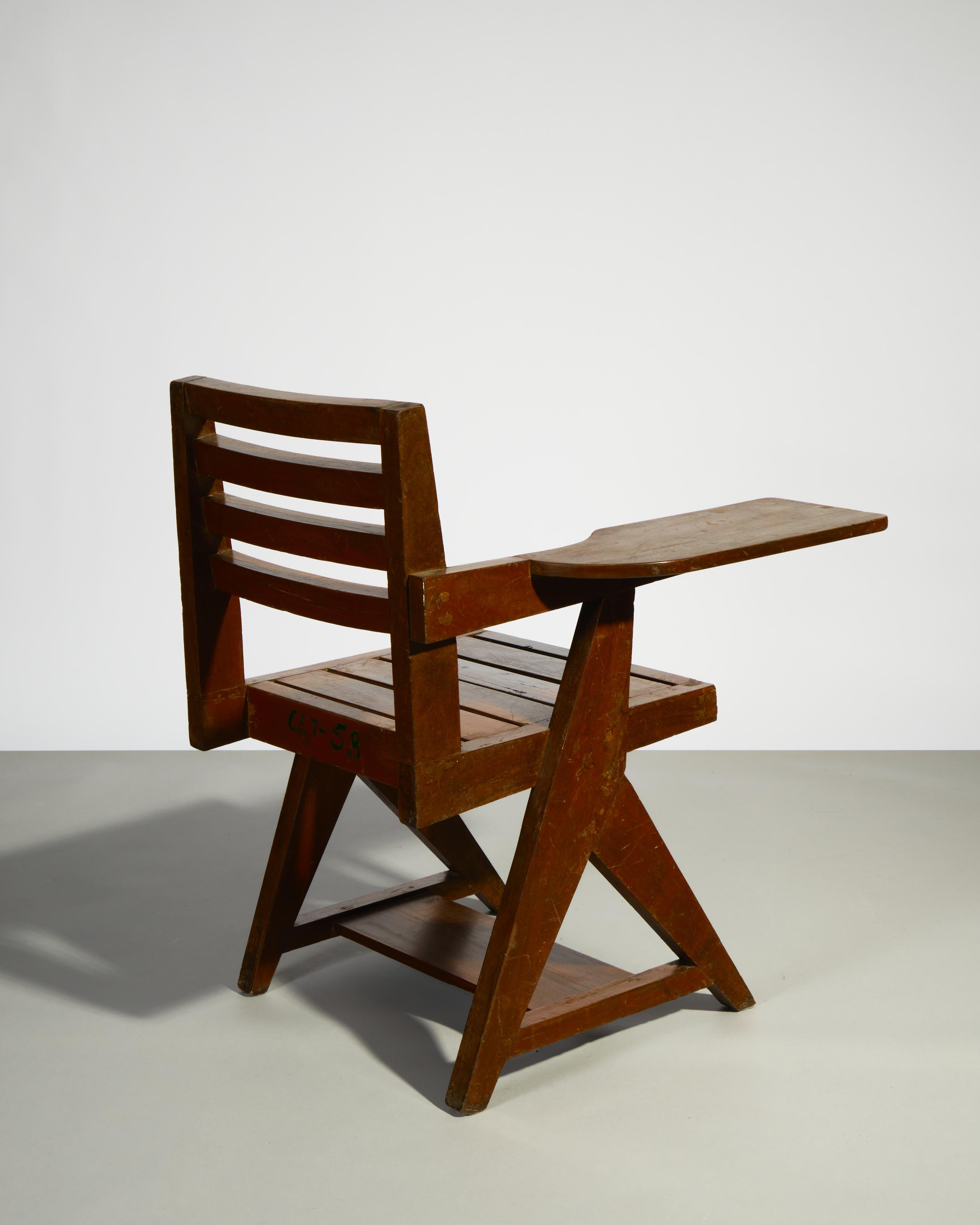 Un emblemático sillón de pala de Pierre Jeanneret, fabricado en la década de 1950 en teca teñida. Diseñadas durante el tiempo que trabajó en Chandigarh (India), las piezas de mobiliario de Jeanneret son célebres por su sencillez, durabilidad y