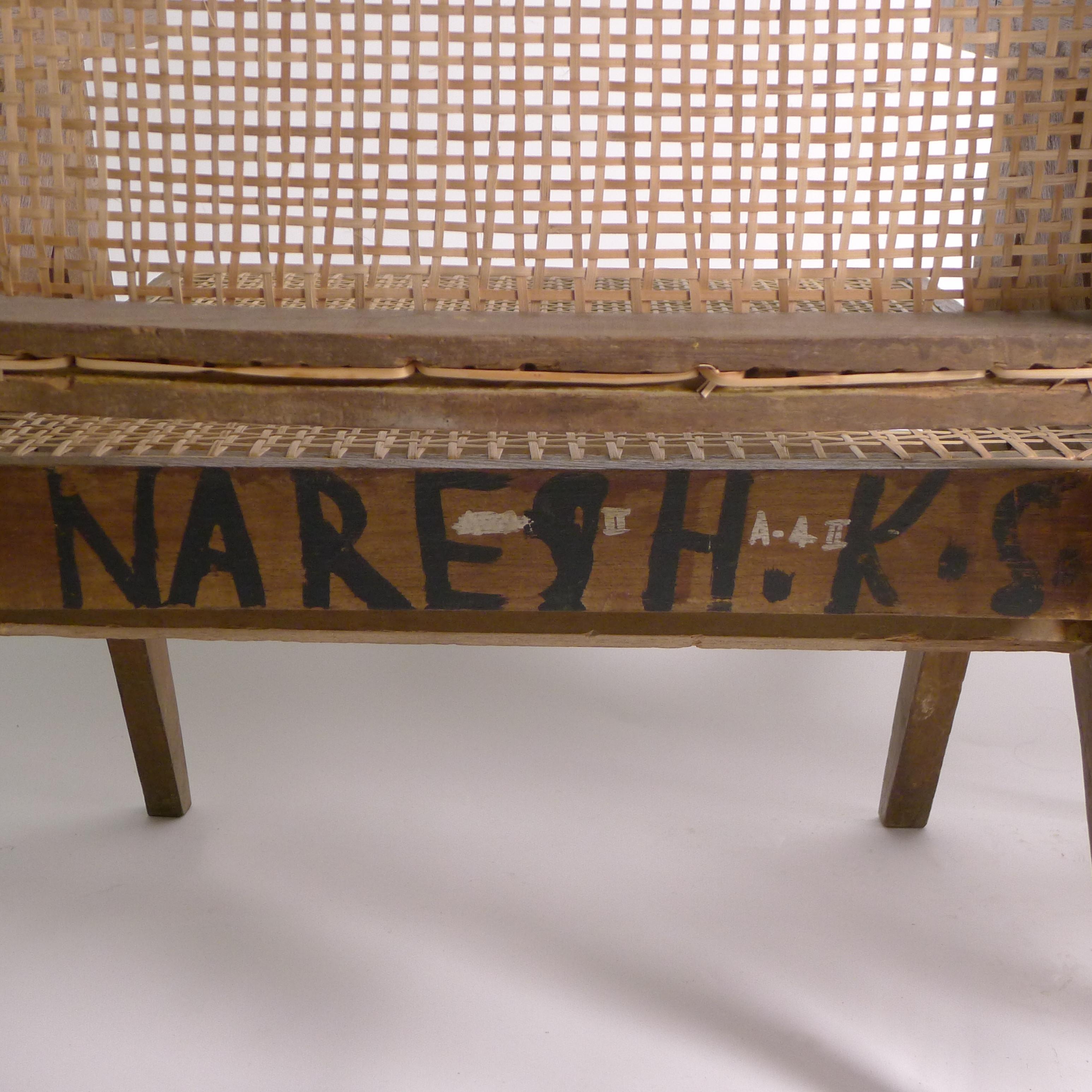 Pierre Jeanneret, Paire de fauteuils bas, teck et canne, Chandigarh Inde années 1950 en vente 3