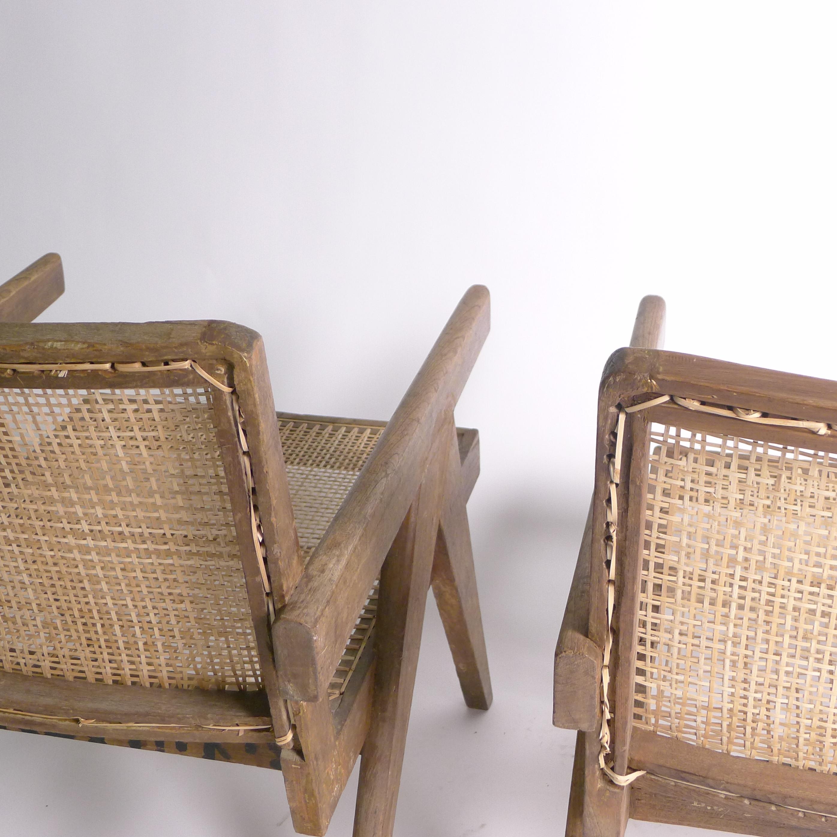 Pierre Jeanneret, Paire de fauteuils bas, teck et canne, Chandigarh Inde années 1950 en vente 4