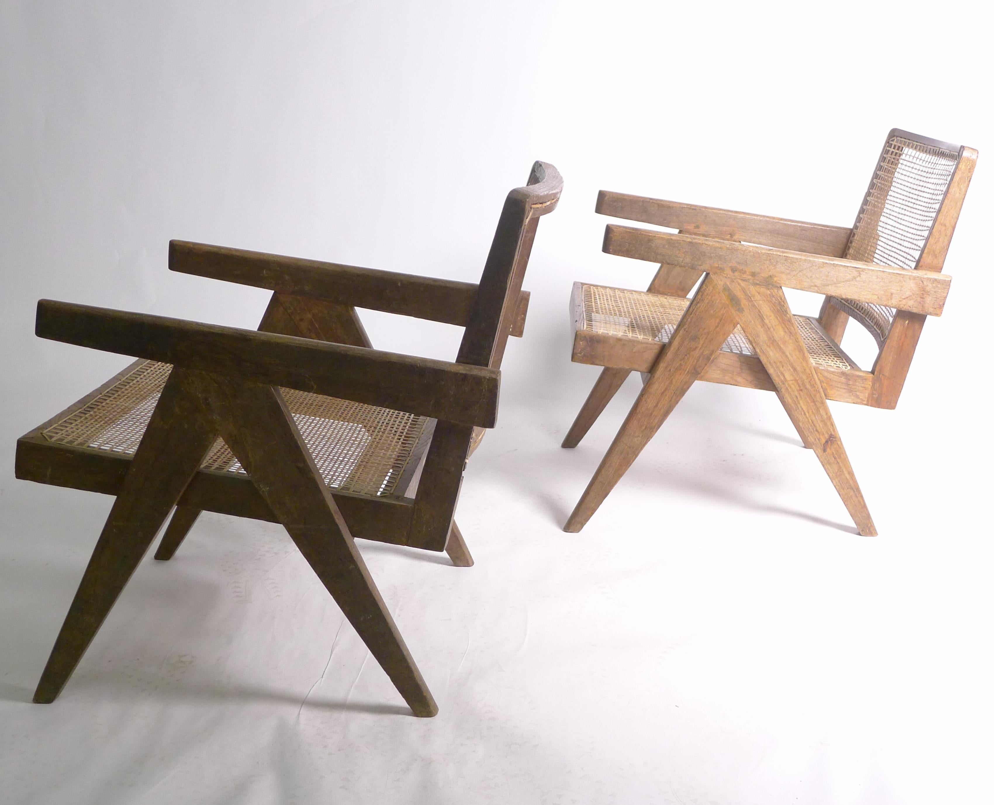 Pierre Jeanneret, Paire de fauteuils bas, teck et canne, Chandigarh Inde années 1950 en vente 5