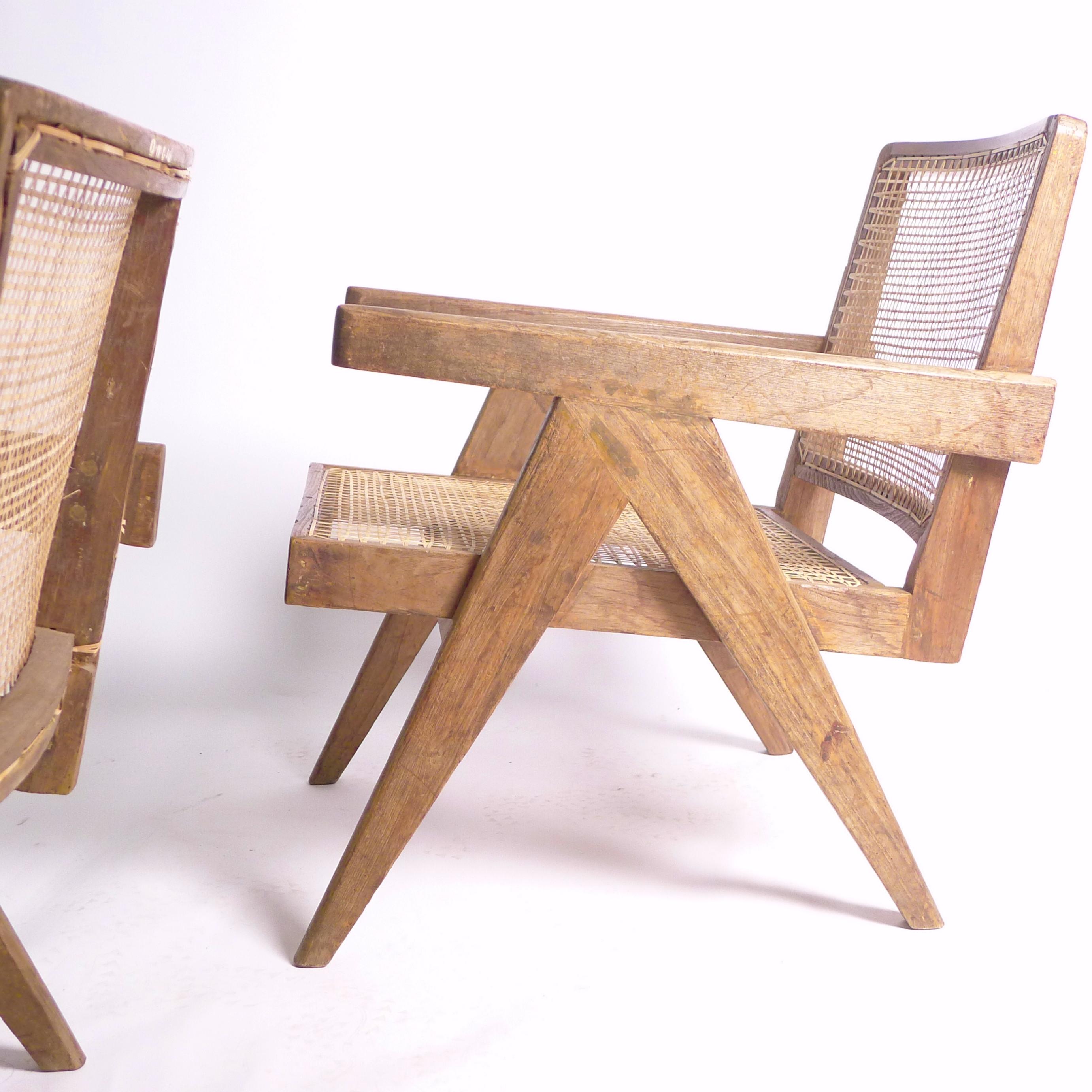Pierre Jeanneret, Paire de fauteuils bas, teck et canne, Chandigarh Inde années 1950 en vente 6