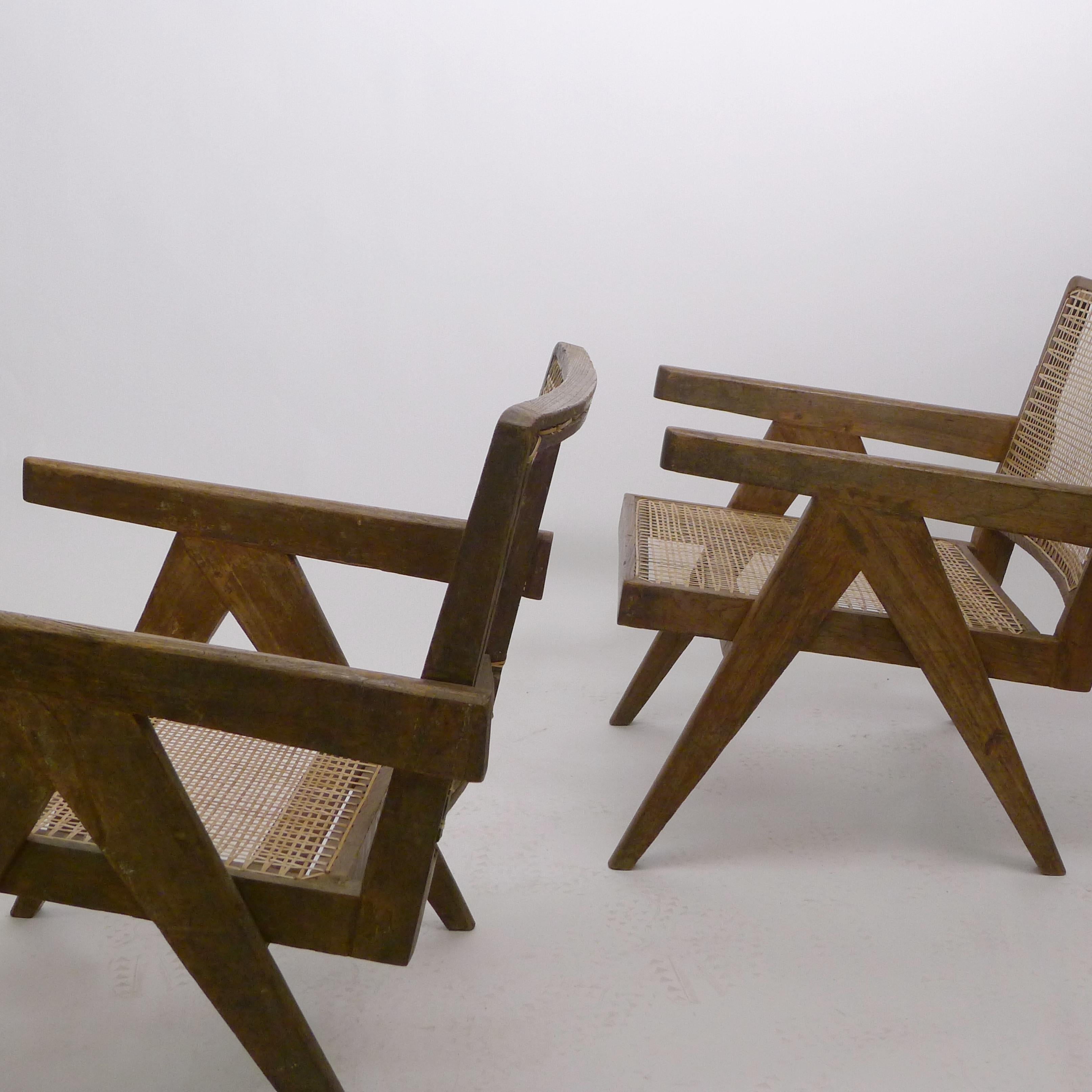 Pierre Jeanneret, Paire de fauteuils bas, teck et canne, Chandigarh Inde années 1950 en vente 7