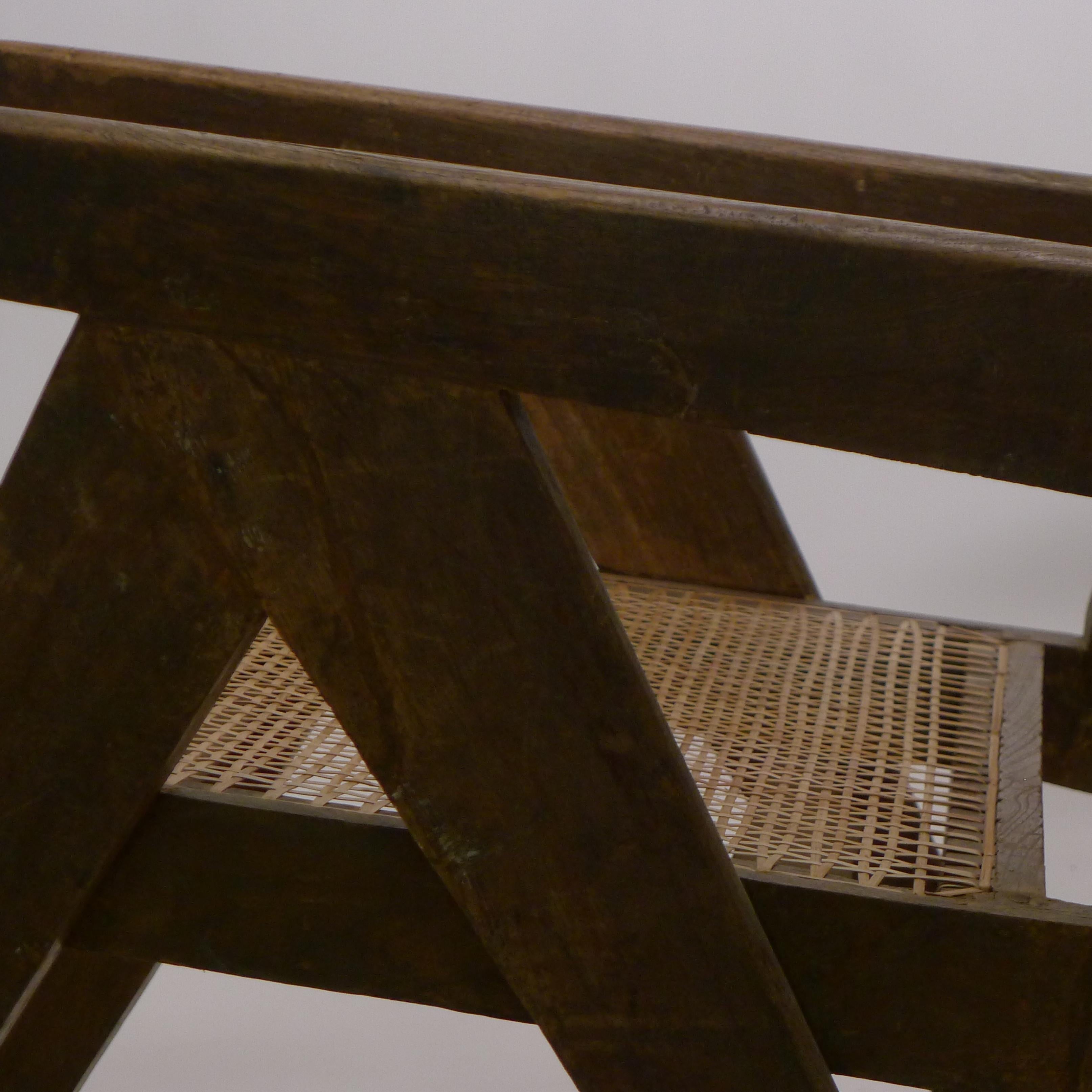 Pierre Jeanneret, Paire de fauteuils bas, teck et canne, Chandigarh Inde années 1950 en vente 8