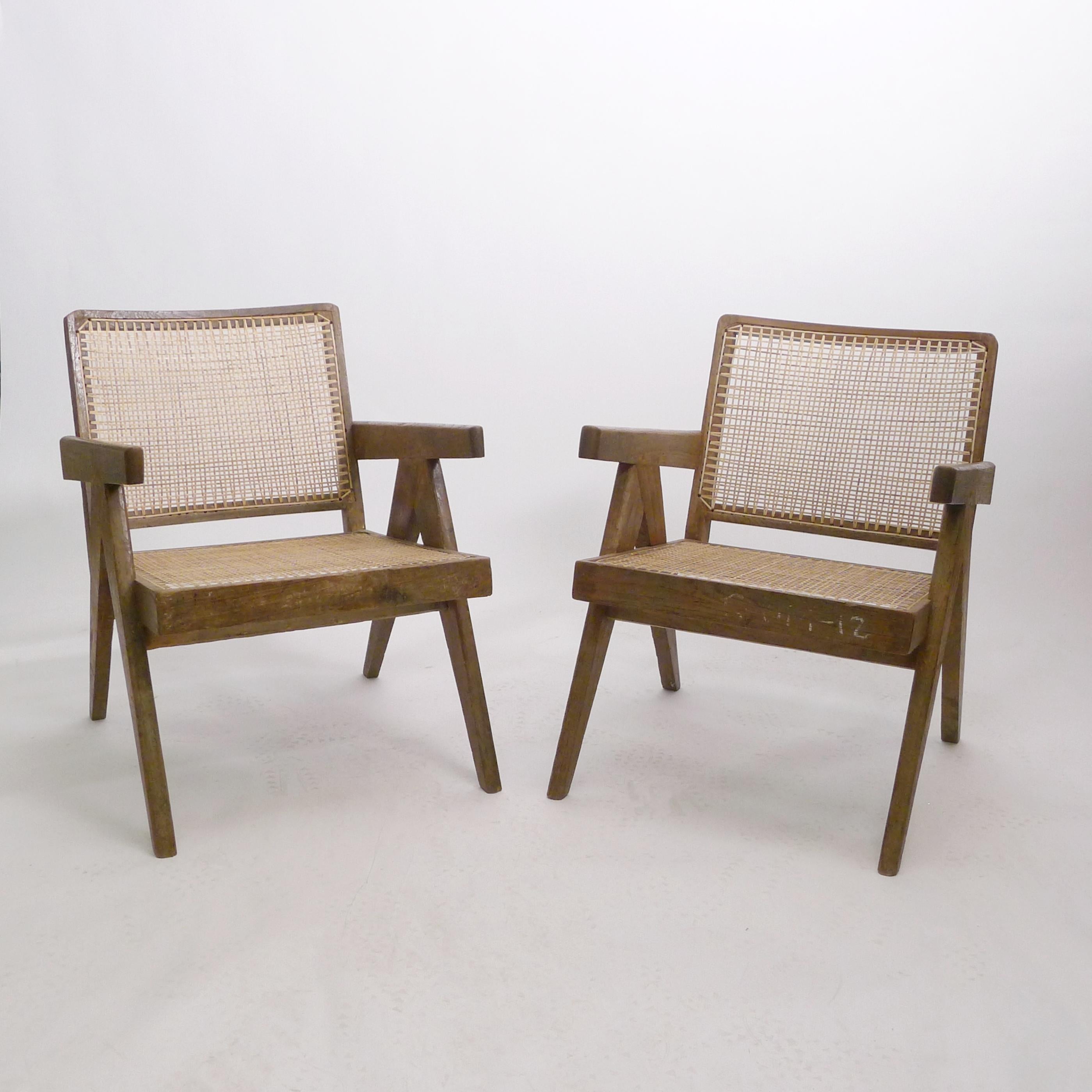 Pierre Jeanneret, Paire de fauteuils bas, teck et canne, Chandigarh Inde années 1950 en vente 9