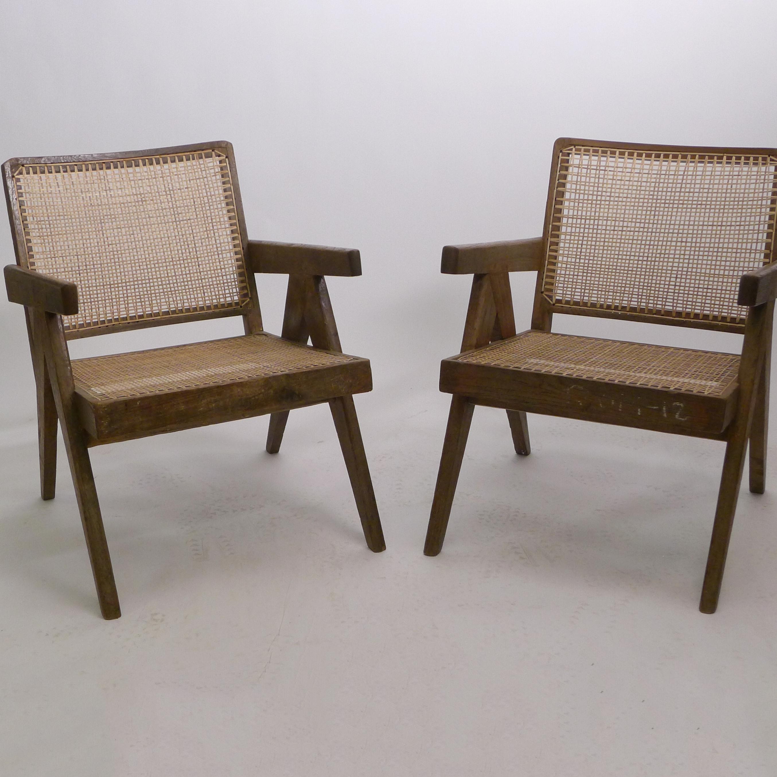 Pierre Jeanneret, Paire de fauteuils bas, teck et canne, Chandigarh Inde années 1950 en vente 10
