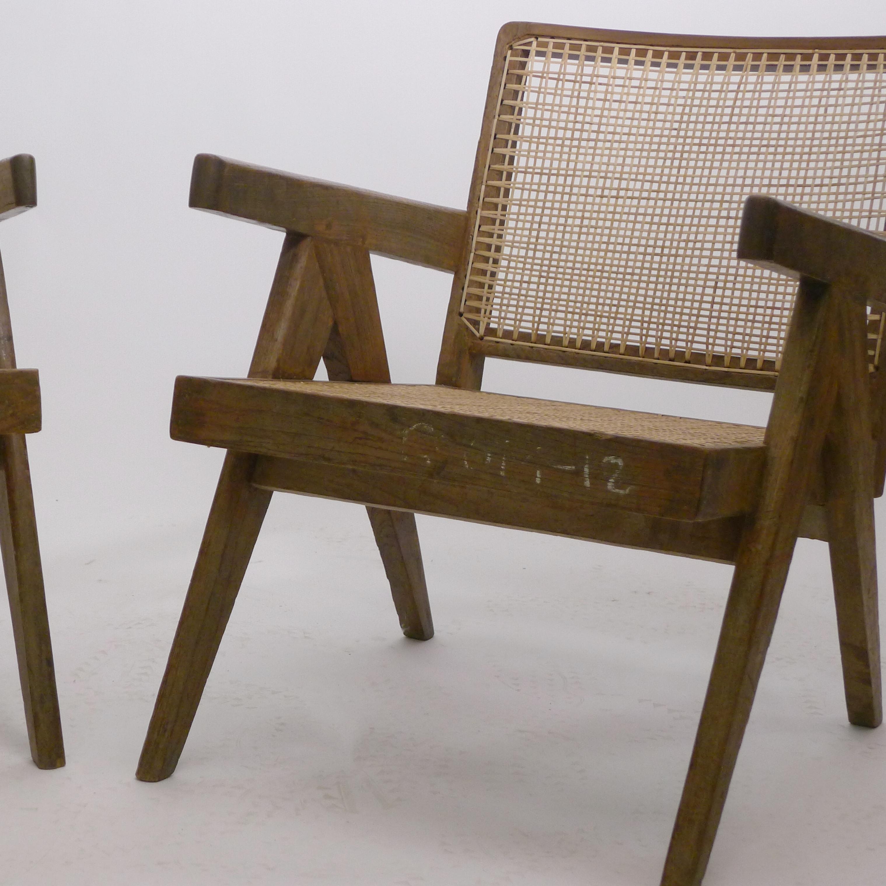 Pierre Jeanneret, Paire de fauteuils bas, teck et canne, Chandigarh Inde années 1950 en vente 11