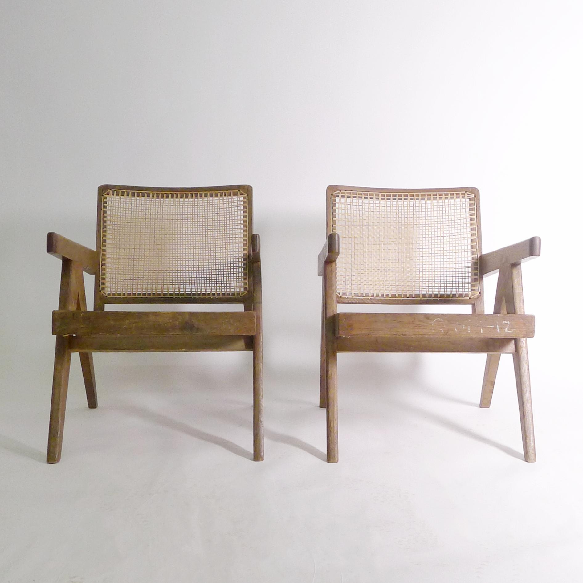 Pierre Jeanneret (1896-1967)
Deux fauteuils bas
modèle PJ-SI-29-A, conçu pour les bâtiments administratifs de Chandigarh, en Inde
chaque chaise 53cm de large, 62cm de profondeur, 68cm de haut

Construit en teck avec des pieds en V et un panneau de