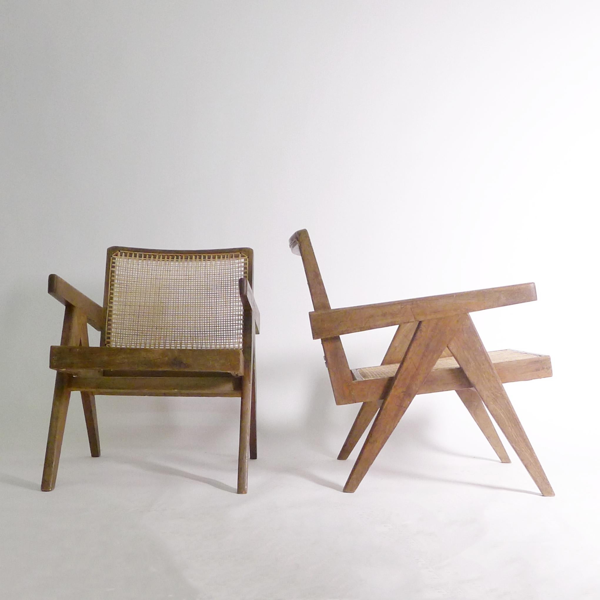 Mid-Century Modern Pierre Jeanneret, Paire de fauteuils bas, teck et canne, Chandigarh Inde années 1950 en vente