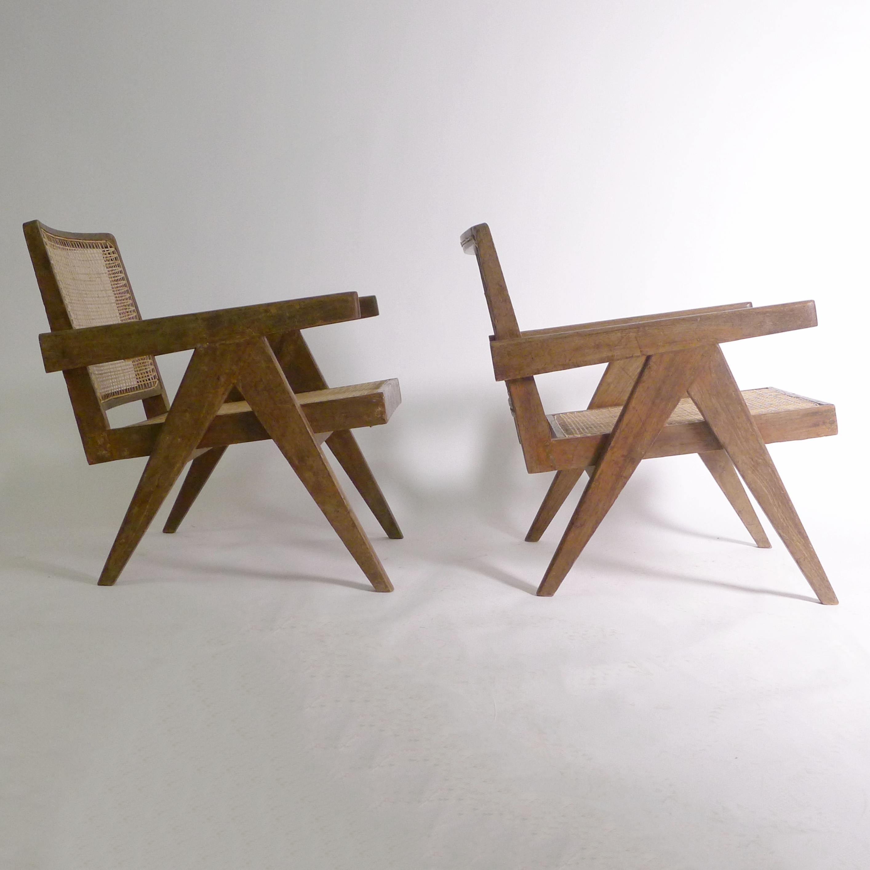 Indien Pierre Jeanneret, Paire de fauteuils bas, teck et canne, Chandigarh Inde années 1950 en vente