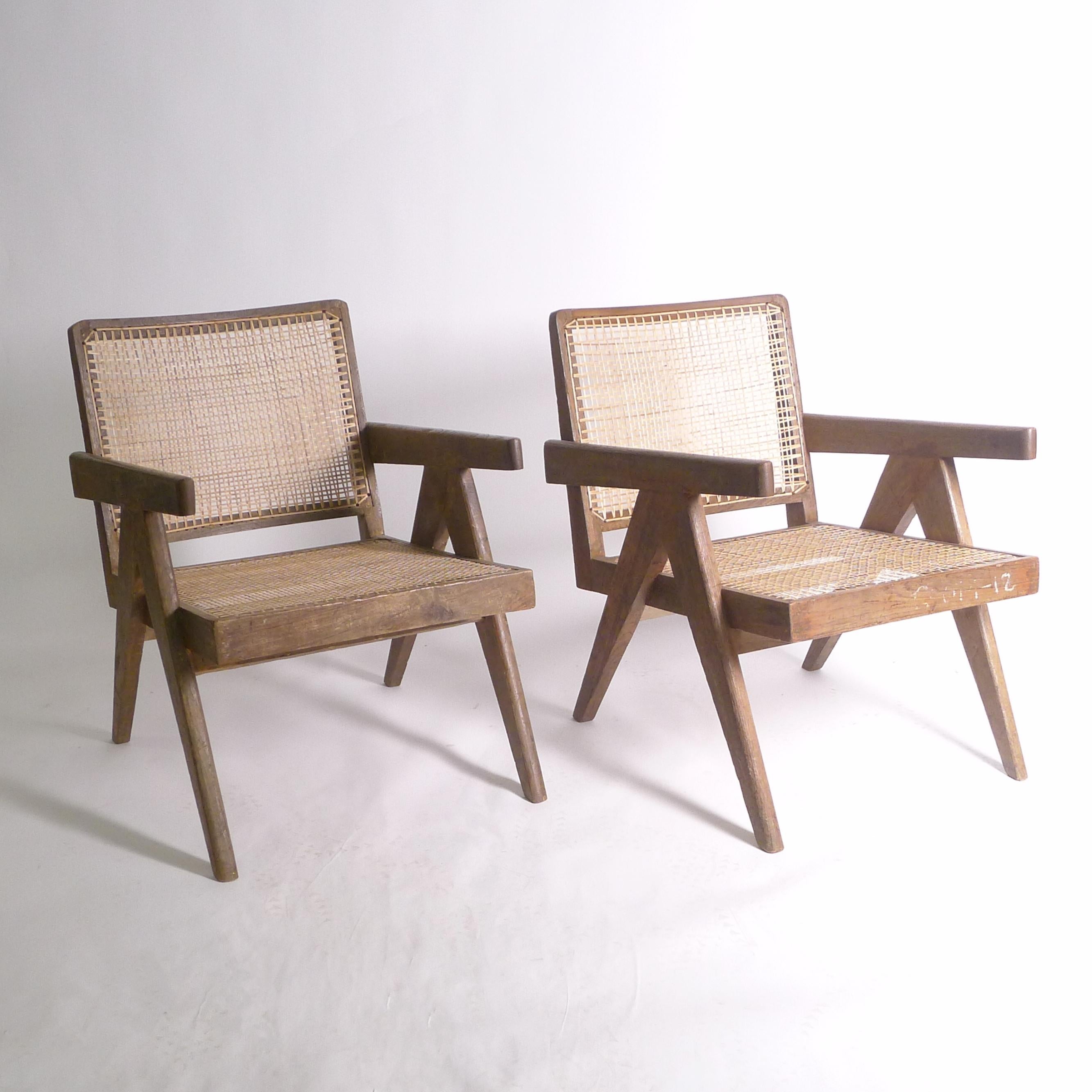 Pierre Jeanneret, Paire de fauteuils bas, teck et canne, Chandigarh Inde années 1950 Bon état - En vente à Wargrave, Berkshire